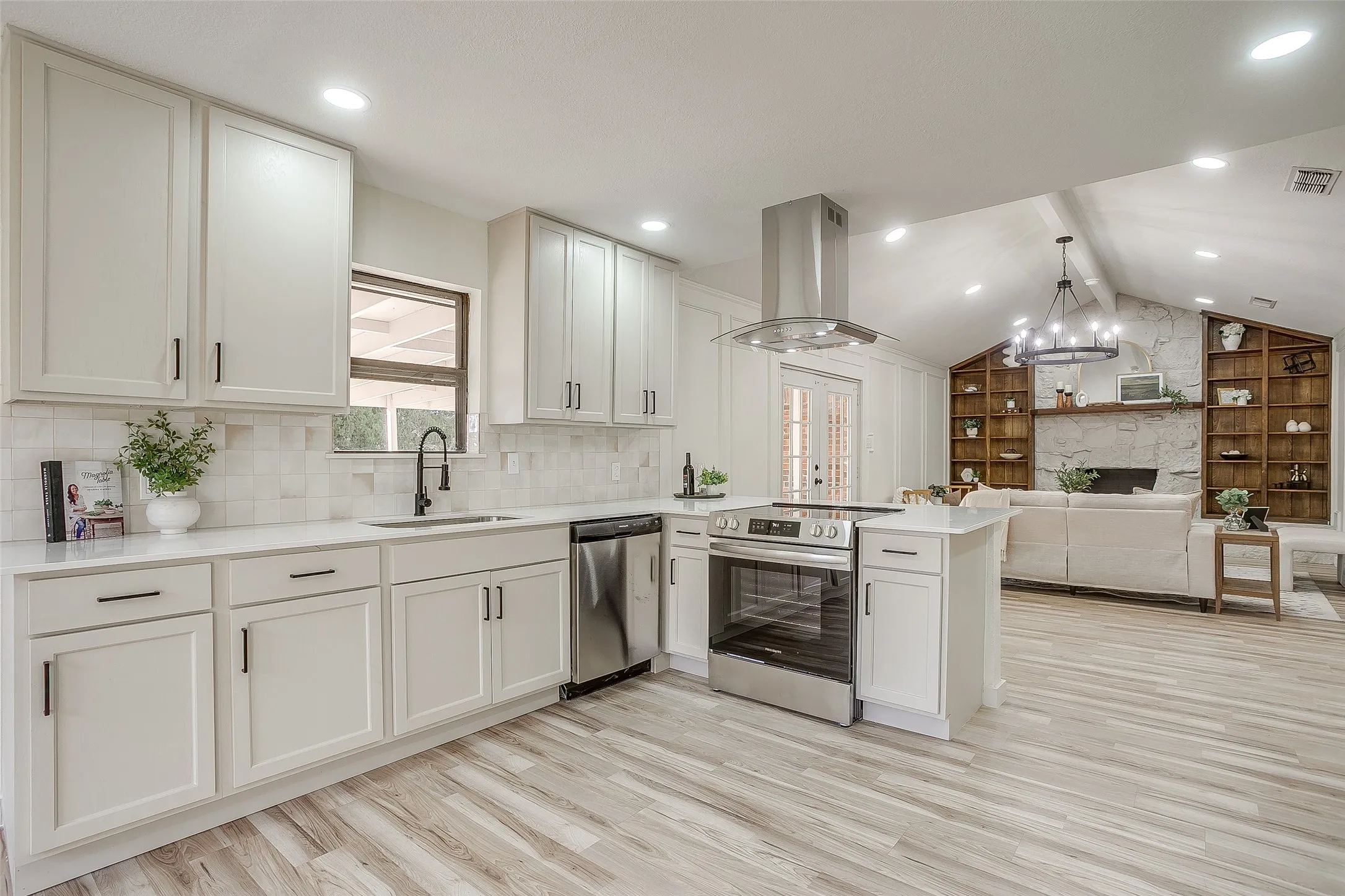 Single Family Residence For Sale in Tarrant County , 2421 Meadow View, Bedford, Texas 76021, 5 Bedroom, 3 Bathroom, 2 Garage spaces, 2,166 Sqft, built in 1979, mls#21397168, Real Estate Agent in Bedford, Homes For Sale in Tarrant county, Homes For Sale in Bedford, Realtor in Bedford Texas, Real Estate Brokerage Independent Realty Texas, Luminita Cordes Realtor