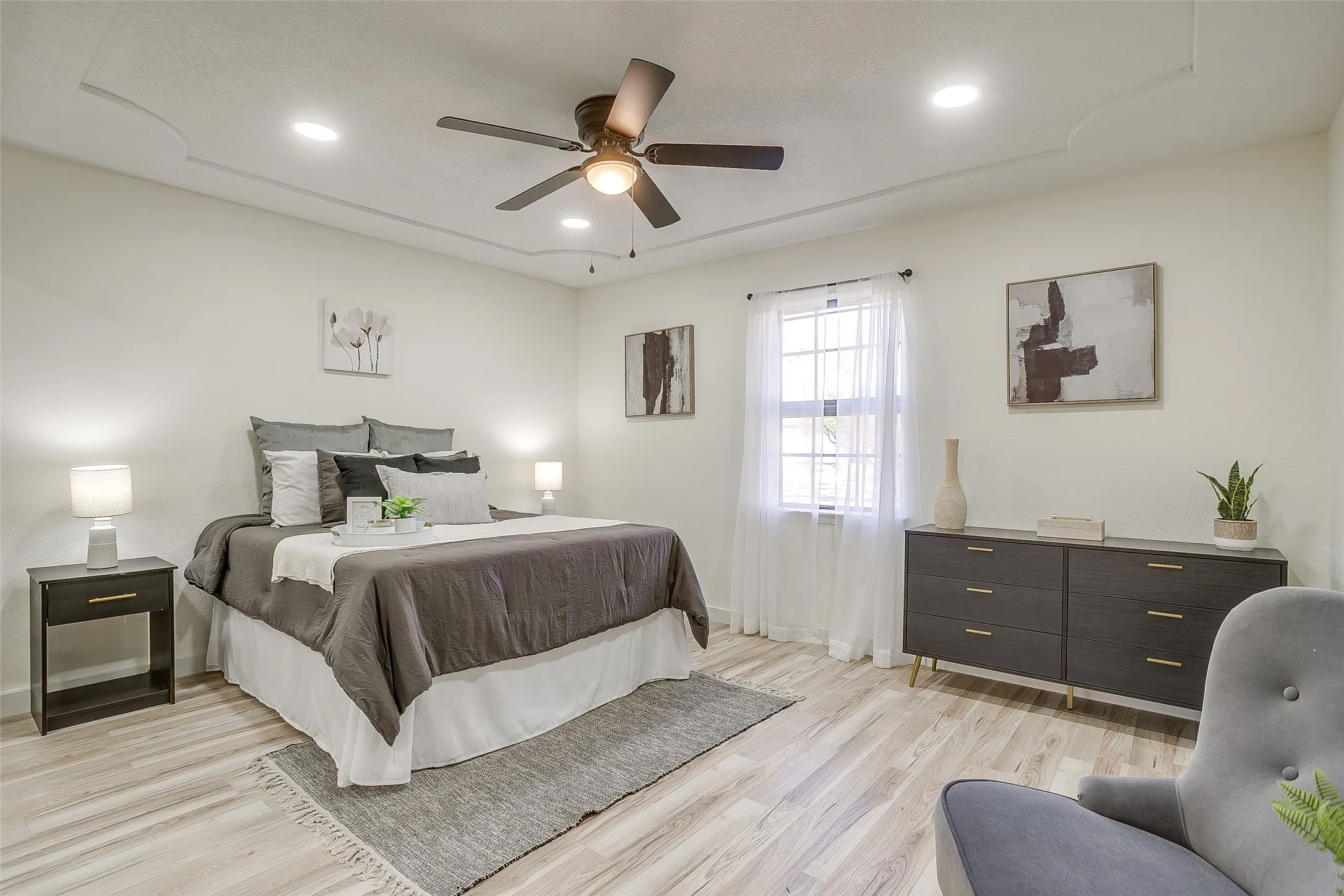 Single Family Residence For Sale in Tarrant County , 2421 Meadow View, Bedford, Texas 76021, 5 Bedroom, 3 Bathroom, 2 Garage spaces, 2,166 Sqft, built in 1979, mls#21397168, Real Estate Agent in Bedford, Homes For Sale in Tarrant county, Homes For Sale in Bedford, Realtor in Bedford Texas, Real Estate Brokerage Independent Realty Texas, Luminita Cordes Realtor