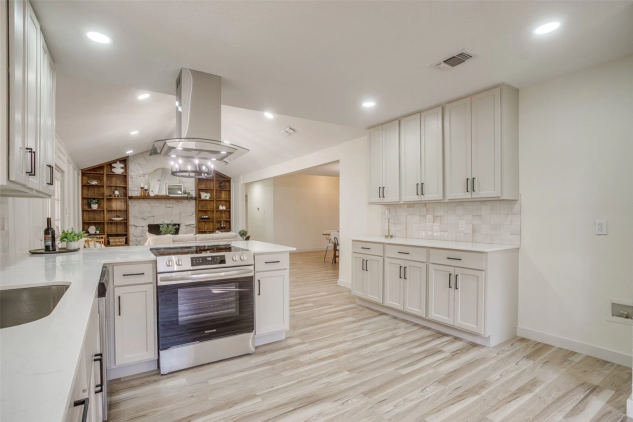 Single Family Residence For Sale in Tarrant County , 2421 Meadow View, Bedford, Texas 76021, 5 Bedroom, 3 Bathroom, 2 Garage spaces, 2,166 Sqft, built in 1979, mls#21397168, Real Estate Agent in Bedford, Homes For Sale in Tarrant county, Homes For Sale in Bedford, Realtor in Bedford Texas, Real Estate Brokerage Independent Realty Texas, Luminita Cordes Realtor