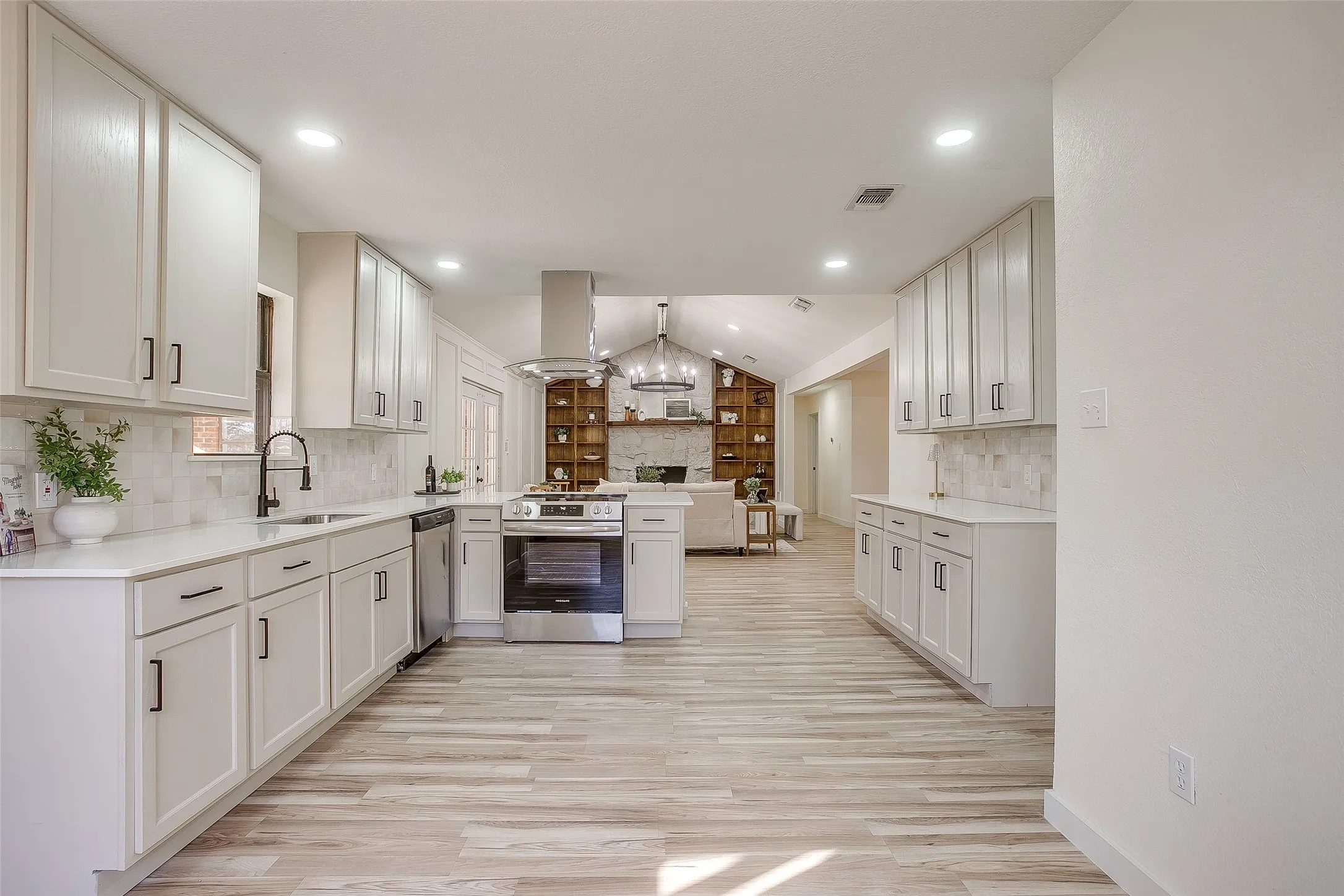 Single Family Residence For Sale in Tarrant County , 2421 Meadow View, Bedford, Texas 76021, 5 Bedroom, 3 Bathroom, 2 Garage spaces, 2,166 Sqft, built in 1979, mls#21397168, Real Estate Agent in Bedford, Homes For Sale in Tarrant county, Homes For Sale in Bedford, Realtor in Bedford Texas, Real Estate Brokerage Independent Realty Texas, Luminita Cordes Realtor