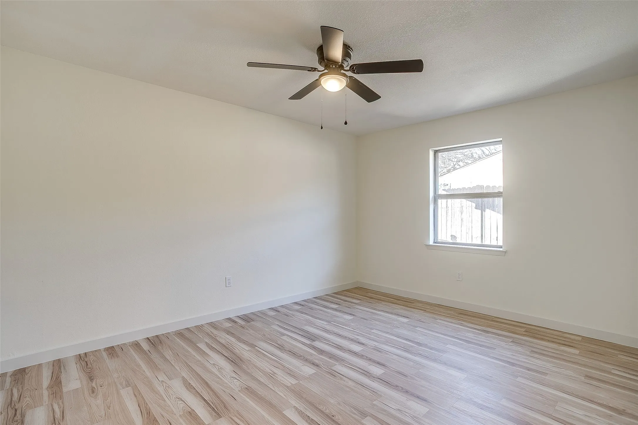 Single Family Residence For Sale in Tarrant County , 2421 Meadow View, Bedford, Texas 76021, 5 Bedroom, 3 Bathroom, 2 Garage spaces, 2,166 Sqft, built in 1979, mls#21397168, Real Estate Agent in Bedford, Homes For Sale in Tarrant county, Homes For Sale in Bedford, Realtor in Bedford Texas, Real Estate Brokerage Independent Realty Texas, Luminita Cordes Realtor