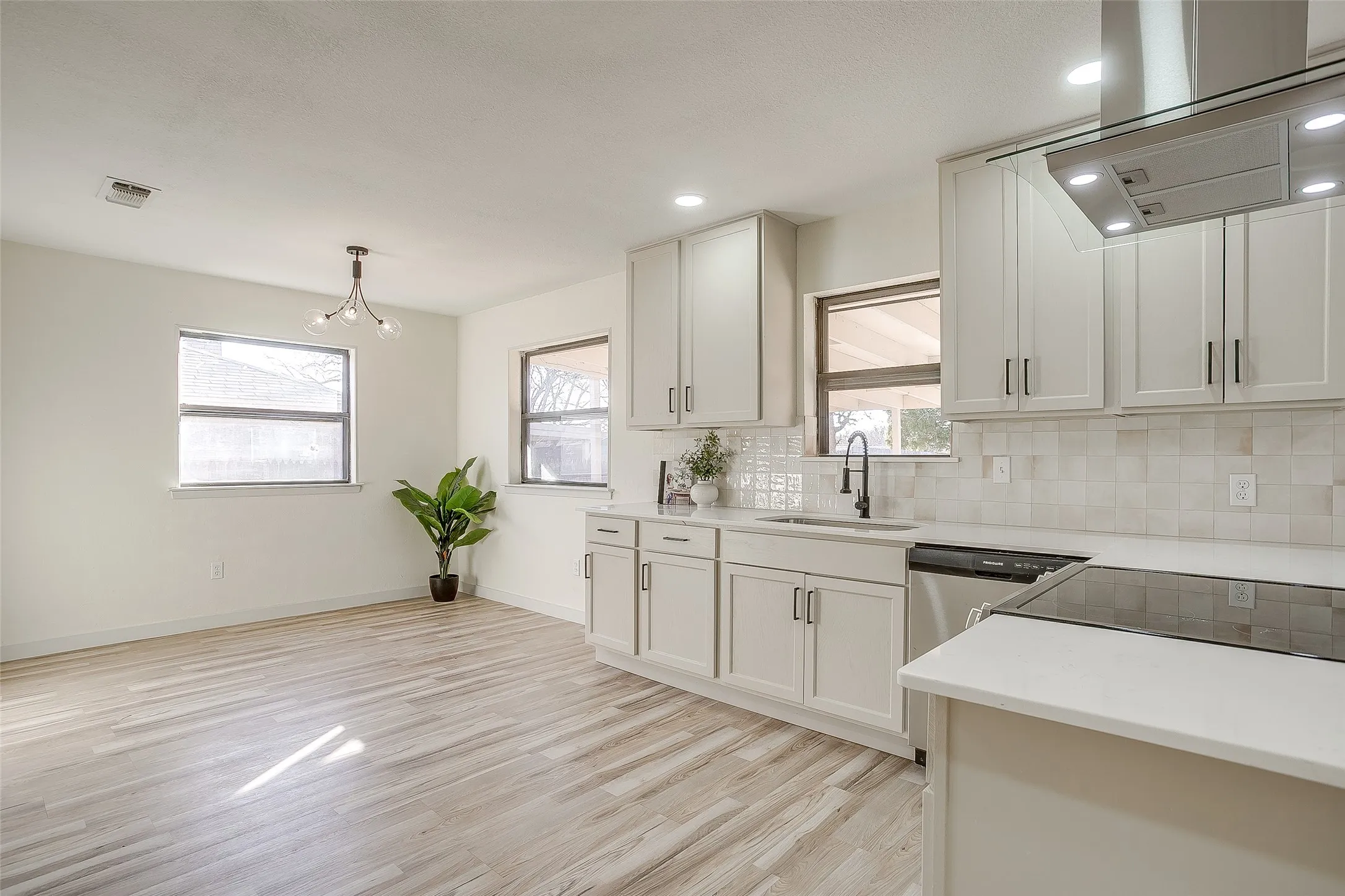 Single Family Residence For Sale in Tarrant County , 2421 Meadow View, Bedford, Texas 76021, 5 Bedroom, 3 Bathroom, 2 Garage spaces, 2,166 Sqft, built in 1979, mls#21397168, Real Estate Agent in Bedford, Homes For Sale in Tarrant county, Homes For Sale in Bedford, Realtor in Bedford Texas, Real Estate Brokerage Independent Realty Texas, Luminita Cordes Realtor