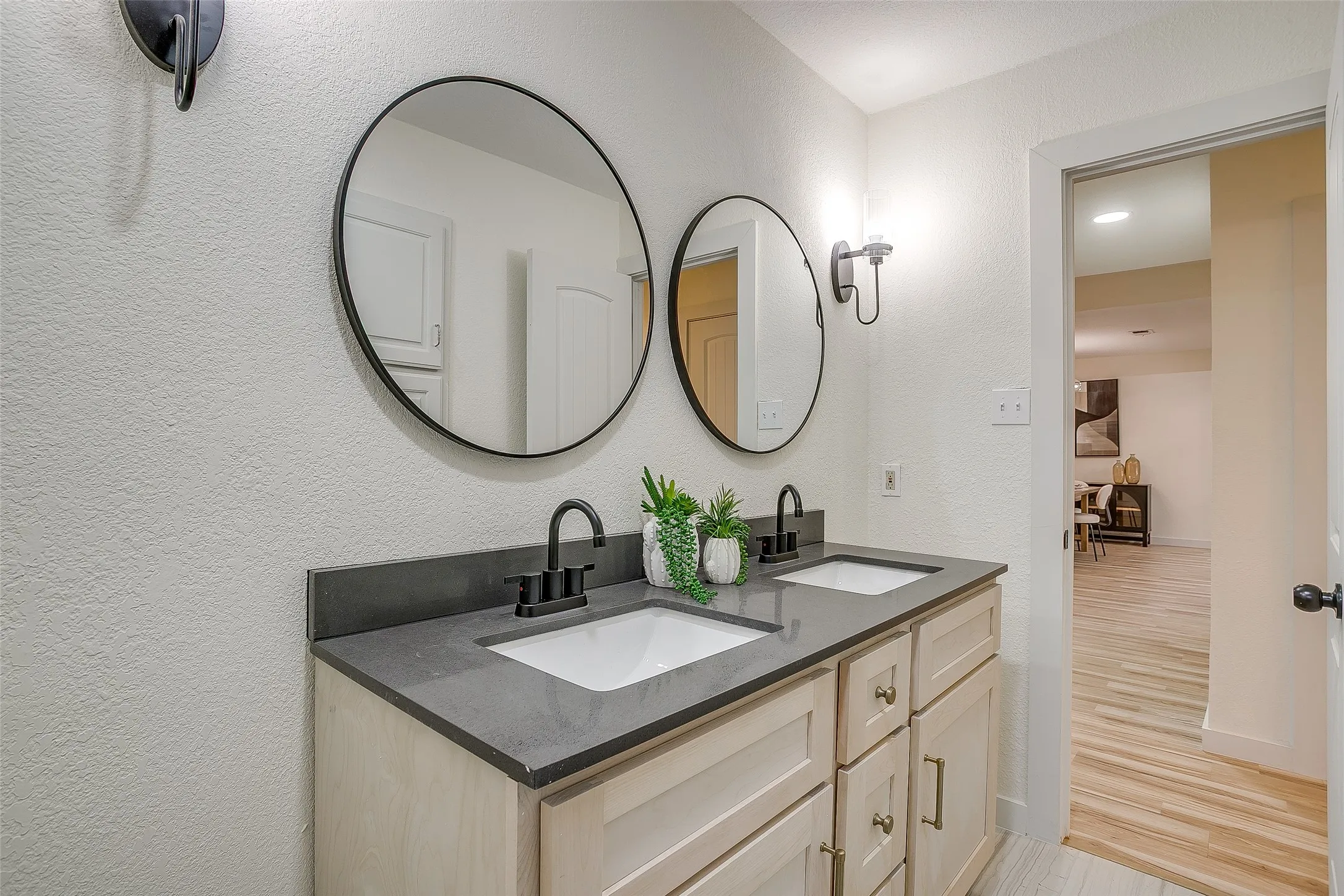 Single Family Residence For Sale in Tarrant County , 2421 Meadow View, Bedford, Texas 76021, 5 Bedroom, 3 Bathroom, 2 Garage spaces, 2,166 Sqft, built in 1979, mls#21397168, Real Estate Agent in Bedford, Homes For Sale in Tarrant county, Homes For Sale in Bedford, Realtor in Bedford Texas, Real Estate Brokerage Independent Realty Texas, Luminita Cordes Realtor