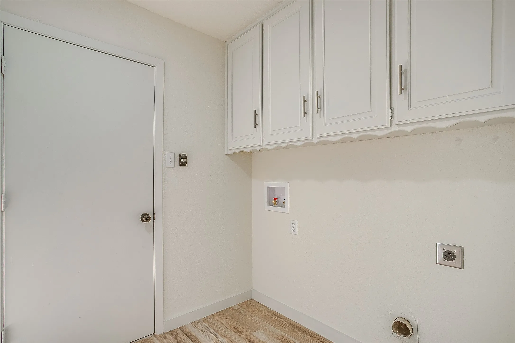 Single Family Residence For Sale in Tarrant County , 2421 Meadow View, Bedford, Texas 76021, 5 Bedroom, 3 Bathroom, 2 Garage spaces, 2,166 Sqft, built in 1979, mls#21397168, Real Estate Agent in Bedford, Homes For Sale in Tarrant county, Homes For Sale in Bedford, Realtor in Bedford Texas, Real Estate Brokerage Independent Realty Texas, Luminita Cordes Realtor