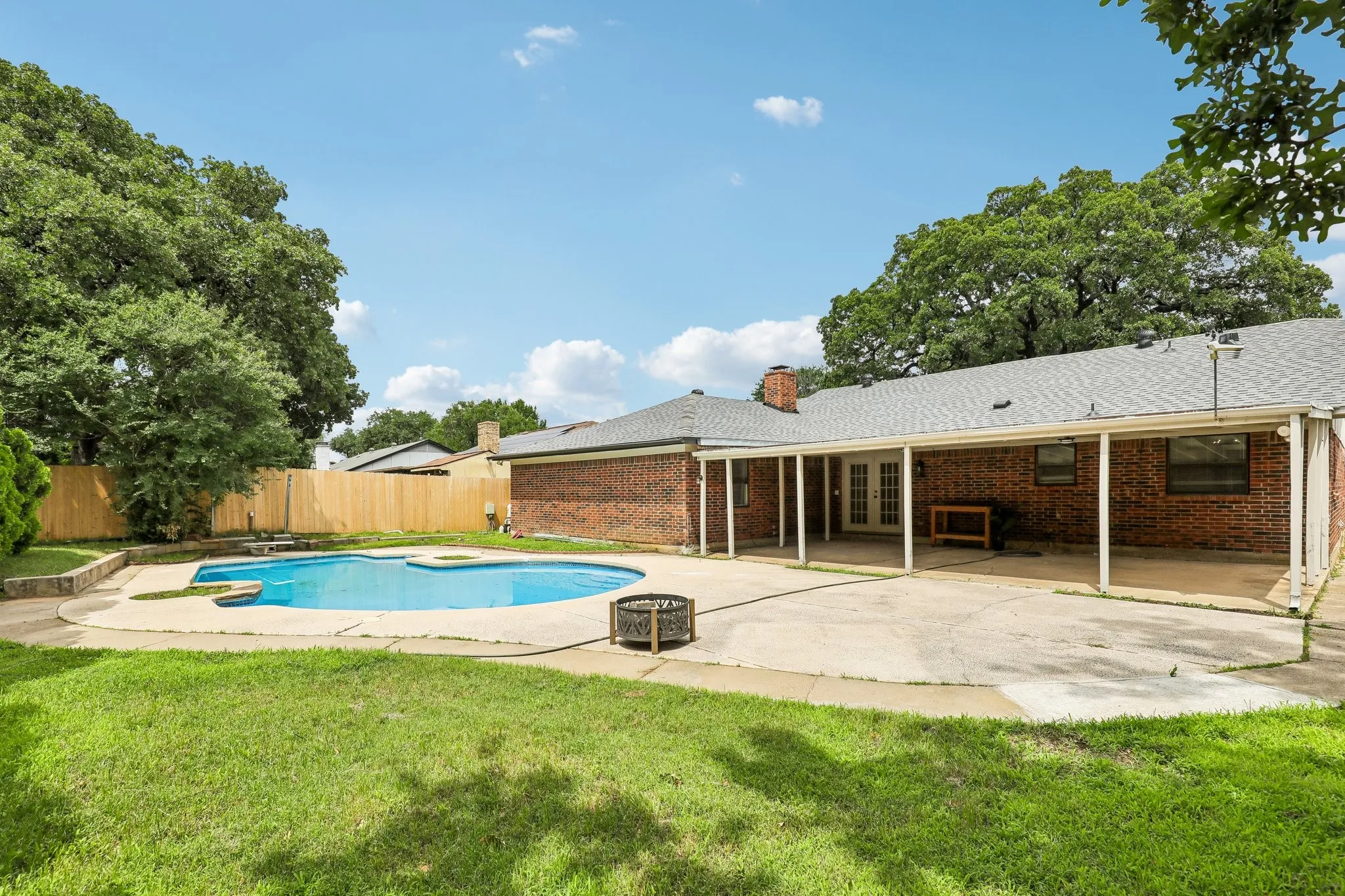 Single Family Residence For Sale in Tarrant County , 2421 Meadow View, Bedford, Texas 76021, 5 Bedroom, 3 Bathroom, 2 Garage spaces, 2,166 Sqft, built in 1979, mls#21397168, Real Estate Agent in Bedford, Homes For Sale in Tarrant county, Homes For Sale in Bedford, Realtor in Bedford Texas, Real Estate Brokerage Independent Realty Texas, Luminita Cordes Realtor