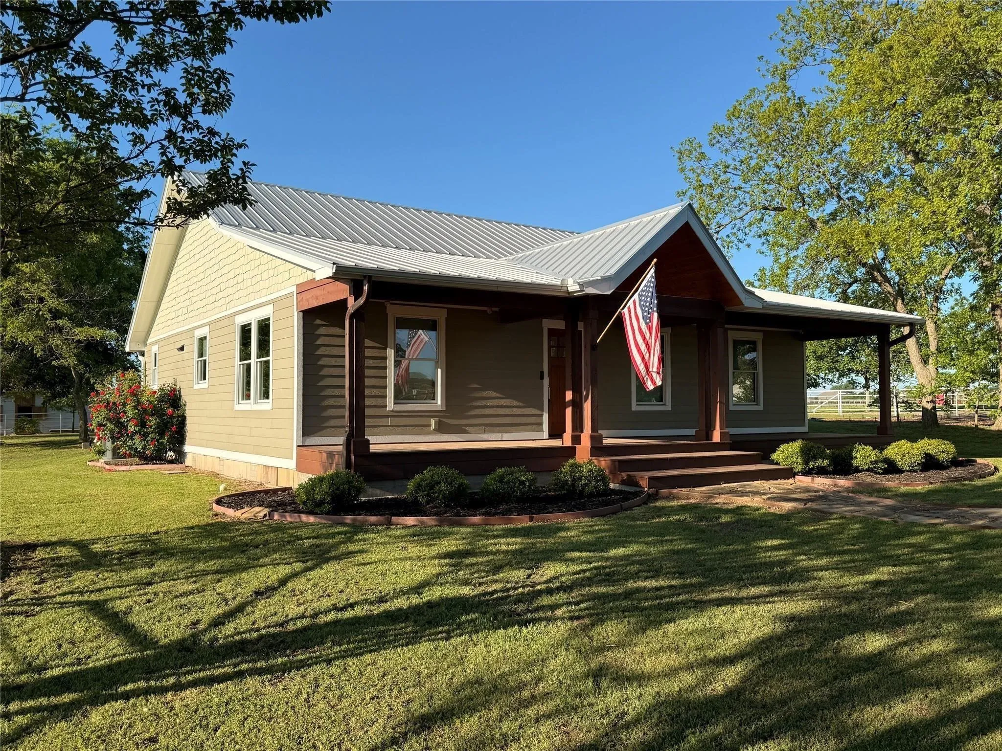 Farm For Sale in Grayson County , 2196 Bledsoe Road, Gunter, Texas 75058, 2 Bedroom, 3 Bathroom, Garage spaces, 1,745 Sqft, built in 1945, mls#21386281, Real Estate Agent in Gunter, Homes For Sale in Grayson county, Homes For Sale in Gunter, Realtor in Gunter Texas, Real Estate Brokerage Independent Realty Texas, Luminita Cordes Realtor