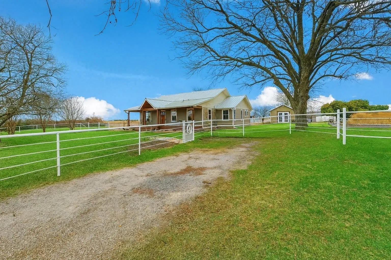 Farm For Sale in Grayson County , 2196 Bledsoe Road, Gunter, Texas 75058, 2 Bedroom, 3 Bathroom, Garage spaces, 1,745 Sqft, built in 1945, mls#21386281, Real Estate Agent in Gunter, Homes For Sale in Grayson county, Homes For Sale in Gunter, Realtor in Gunter Texas, Real Estate Brokerage Independent Realty Texas, Luminita Cordes Realtor