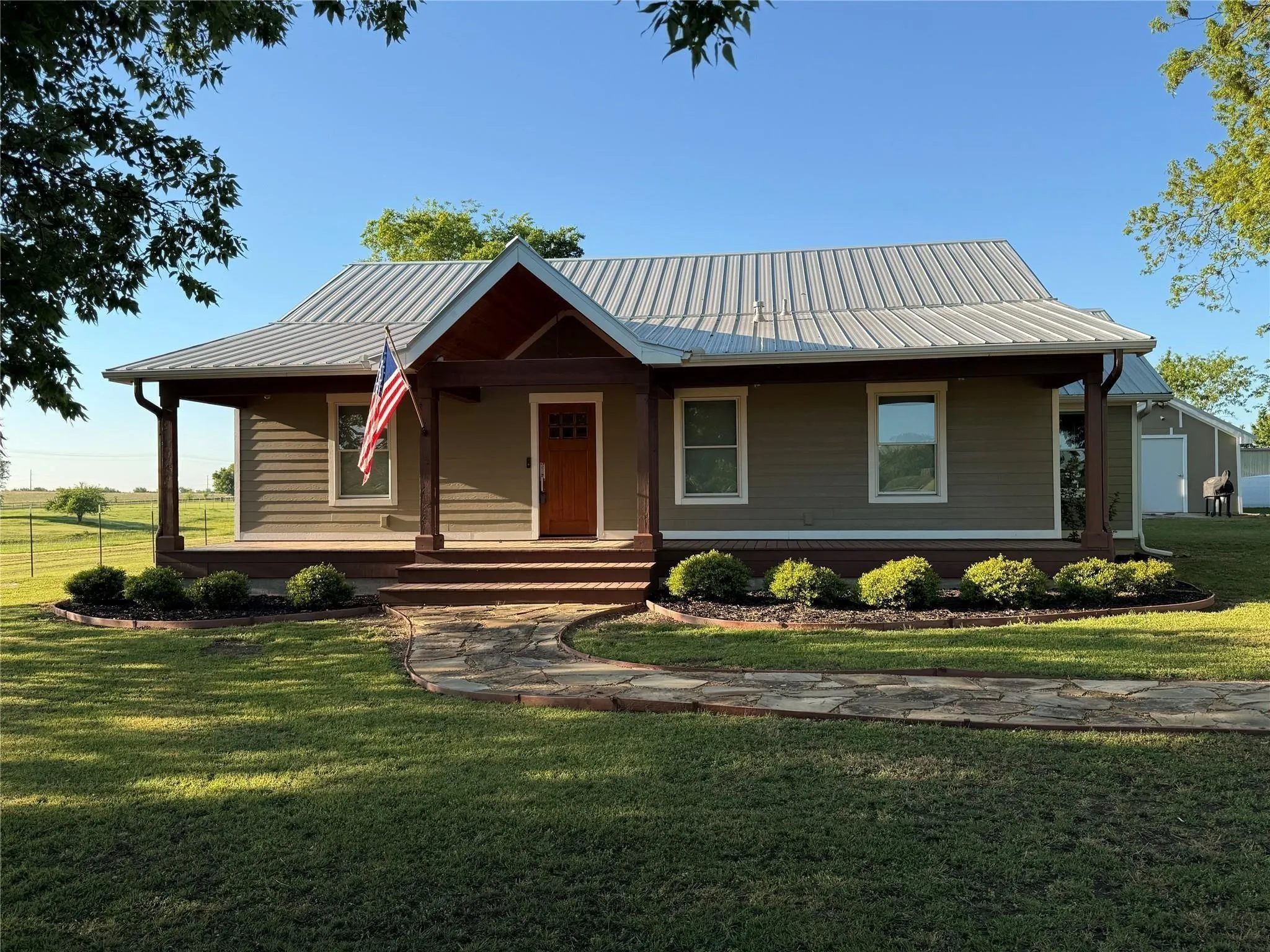 Farm For Sale in Grayson County , 2196 Bledsoe Road, Gunter, Texas 75058, 2 Bedroom, 3 Bathroom, Garage spaces, 1,745 Sqft, built in 1945, mls#21386281, Real Estate Agent in Gunter, Homes For Sale in Grayson county, Homes For Sale in Gunter, Realtor in Gunter Texas, Real Estate Brokerage Independent Realty Texas, Luminita Cordes Realtor