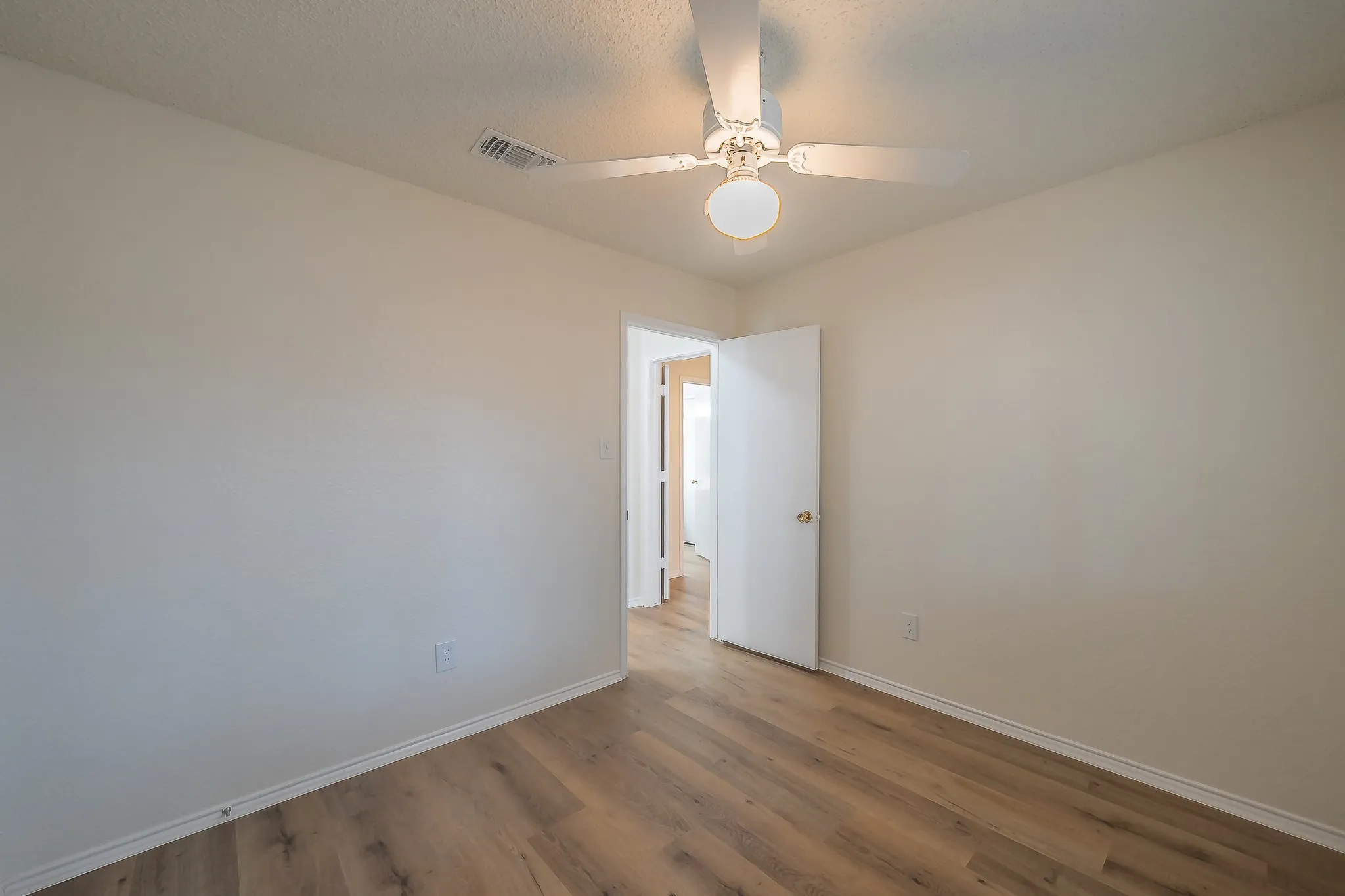 Single Family Residence For Sale in Tarrant County , 3745 Chaddybrook Lane, Fort Worth, Texas 76137, 3 Bedroom, 2 Bathroom, 2 Garage spaces, 1,233 Sqft, built in 1992, mls#21396536, Real Estate Agent in Fort Worth, Homes For Sale in Tarrant county, Homes For Sale in Fort Worth, Realtor in Fort Worth Texas, Real Estate Brokerage Independent Realty Texas, Luminita Cordes Realtor