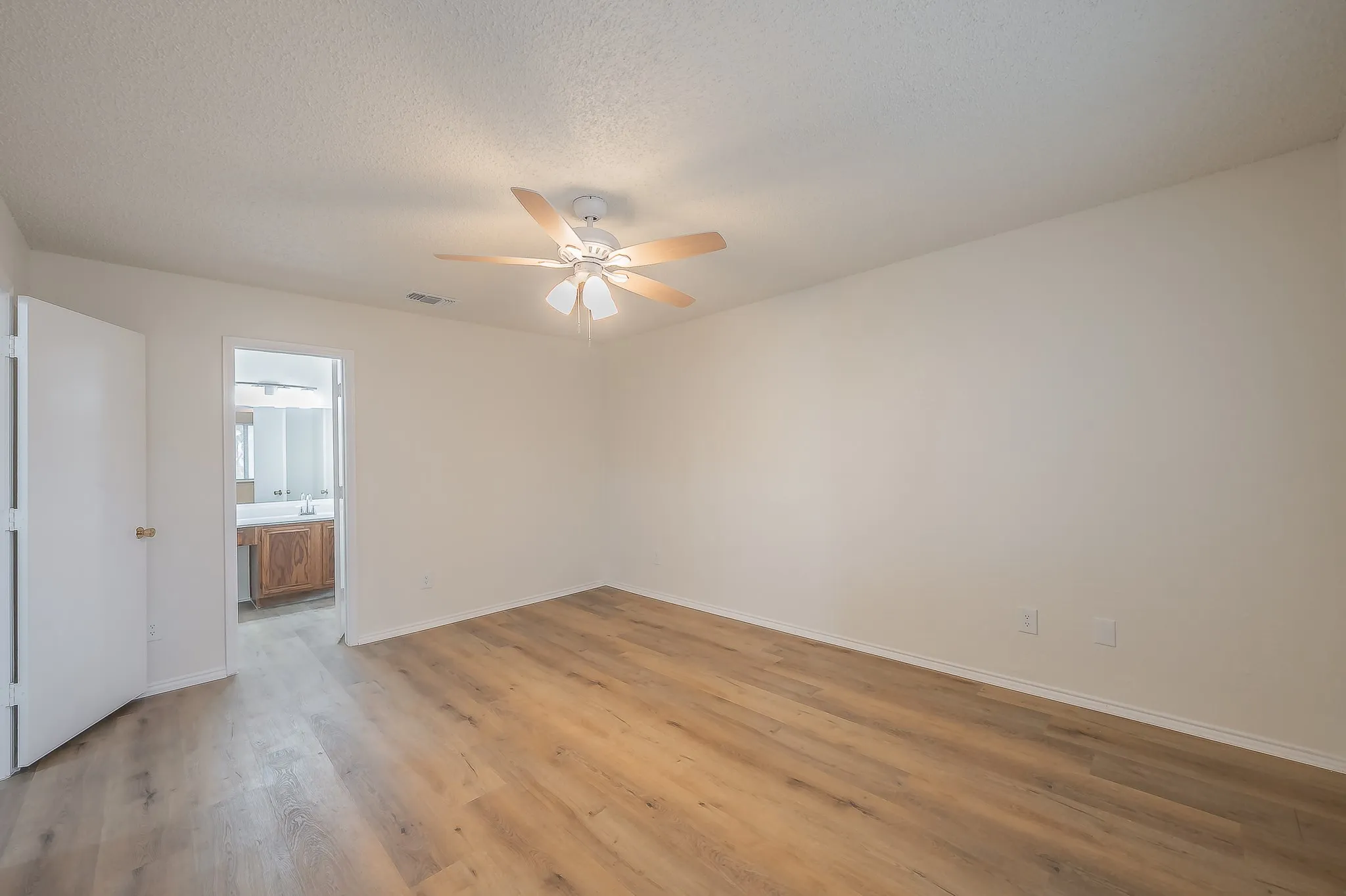 Single Family Residence For Sale in Tarrant County , 3745 Chaddybrook Lane, Fort Worth, Texas 76137, 3 Bedroom, 2 Bathroom, 2 Garage spaces, 1,233 Sqft, built in 1992, mls#21396536, Real Estate Agent in Fort Worth, Homes For Sale in Tarrant county, Homes For Sale in Fort Worth, Realtor in Fort Worth Texas, Real Estate Brokerage Independent Realty Texas, Luminita Cordes Realtor