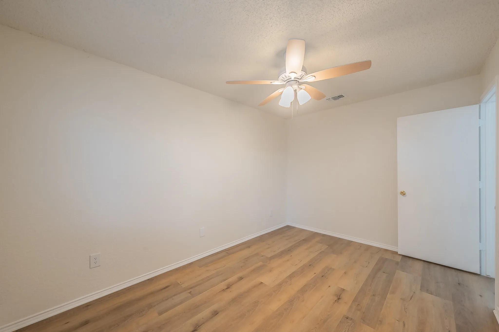 Single Family Residence For Sale in Tarrant County , 3745 Chaddybrook Lane, Fort Worth, Texas 76137, 3 Bedroom, 2 Bathroom, 2 Garage spaces, 1,233 Sqft, built in 1992, mls#21396536, Real Estate Agent in Fort Worth, Homes For Sale in Tarrant county, Homes For Sale in Fort Worth, Realtor in Fort Worth Texas, Real Estate Brokerage Independent Realty Texas, Luminita Cordes Realtor