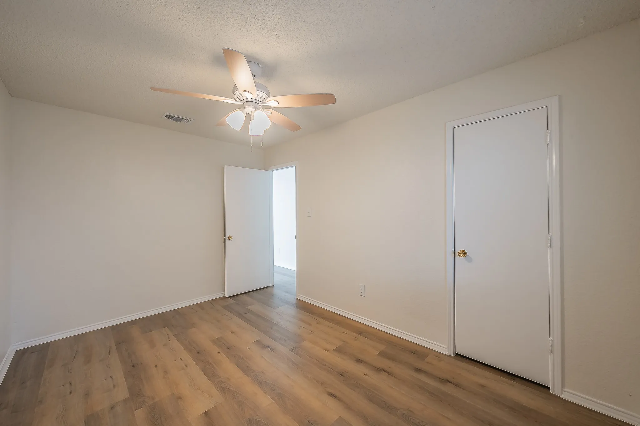 Single Family Residence For Sale in Tarrant County , 3745 Chaddybrook Lane, Fort Worth, Texas 76137, 3 Bedroom, 2 Bathroom, 2 Garage spaces, 1,233 Sqft, built in 1992, mls#21396536, Real Estate Agent in Fort Worth, Homes For Sale in Tarrant county, Homes For Sale in Fort Worth, Realtor in Fort Worth Texas, Real Estate Brokerage Independent Realty Texas, Luminita Cordes Realtor