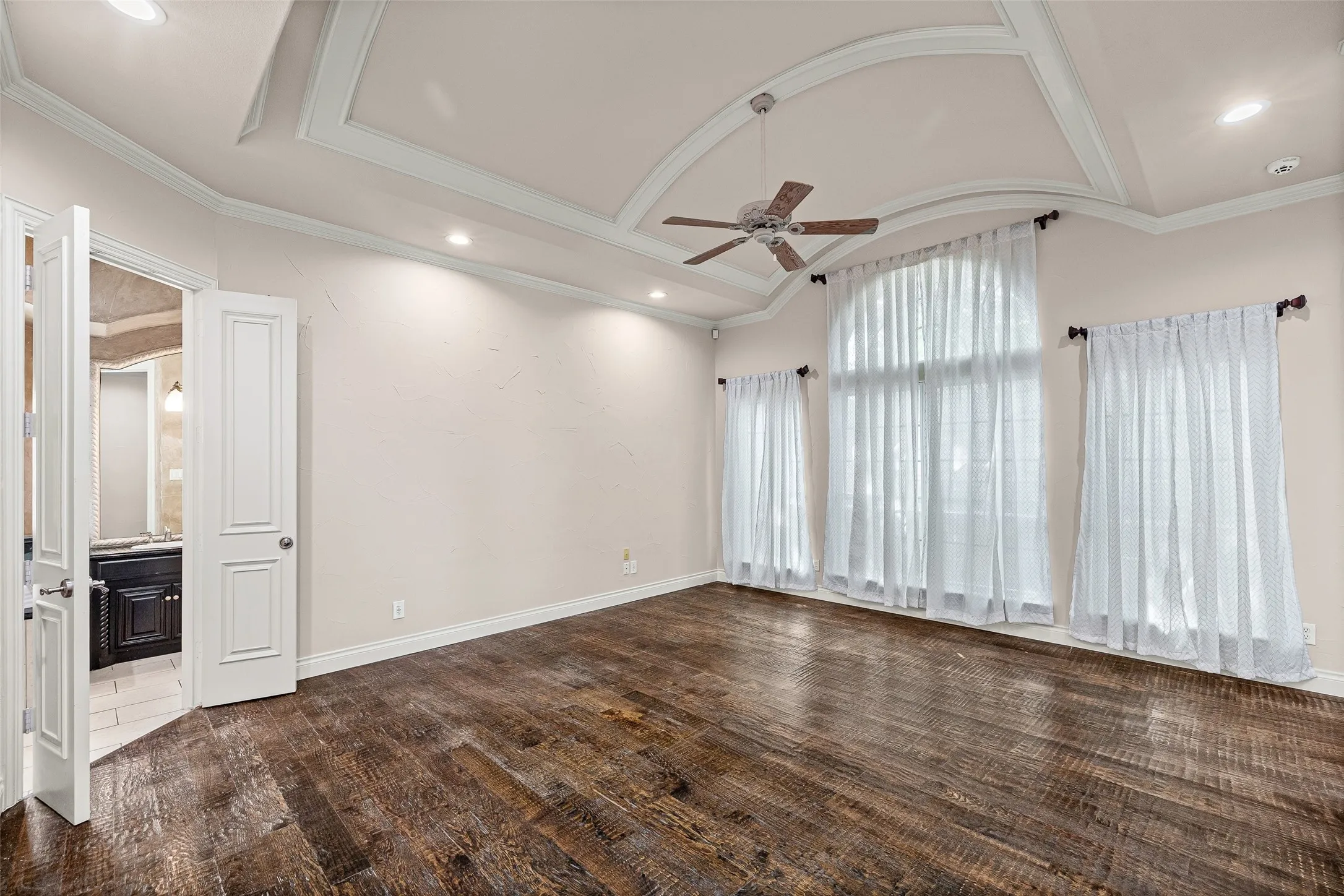Single Family Residence For Sale in Tarrant County , 1900 Wilder Lane, Arlington, Texas 76006, 5 Bedroom, 6 Bathroom, 3 Garage spaces, 5,280 Sqft, built in 2001, mls#21397155, Real Estate Agent in Arlington, Homes For Sale in Tarrant county, Homes For Sale in Arlington, Realtor in Arlington Texas, Real Estate Brokerage Independent Realty Texas, Luminita Cordes Realtor