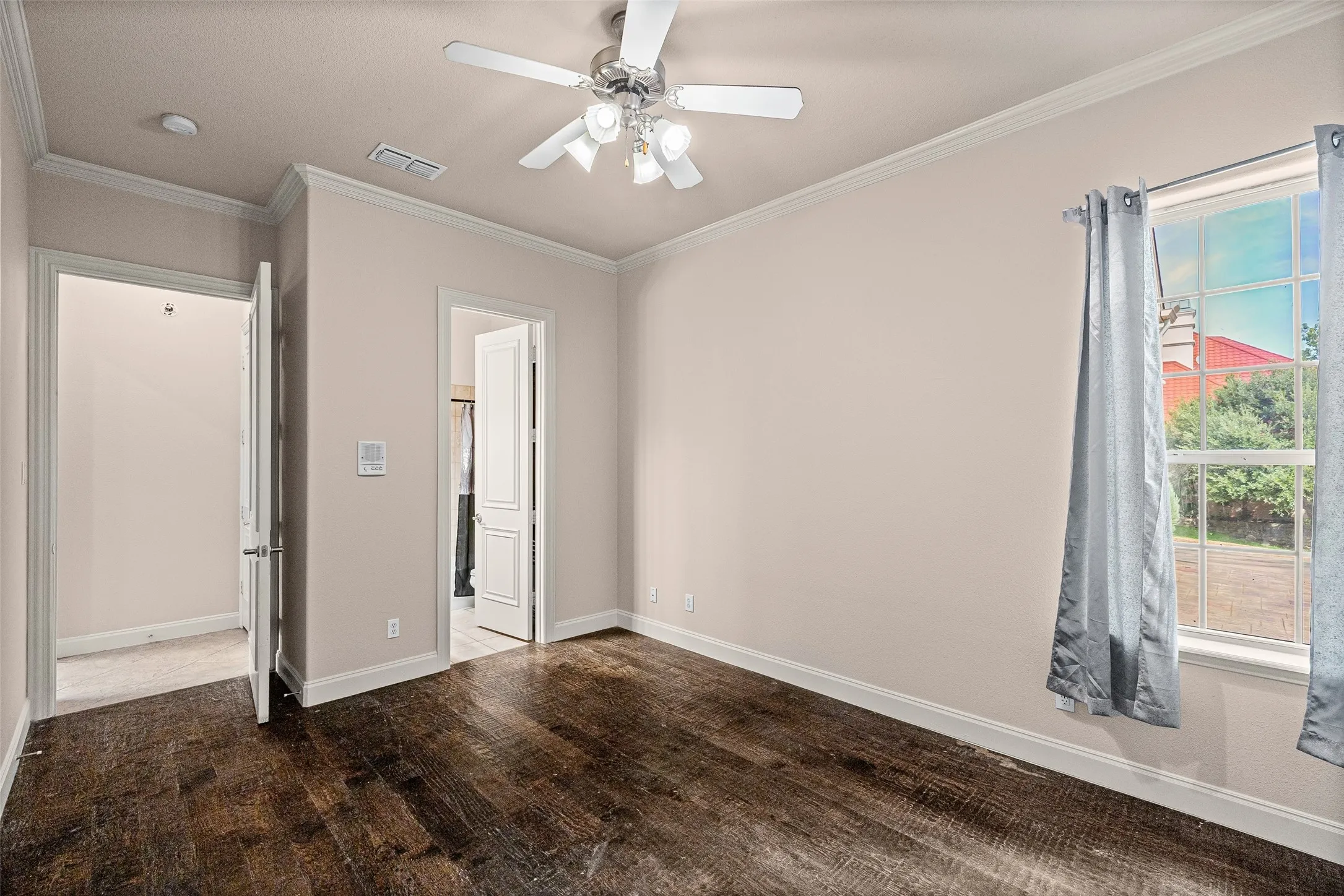 Single Family Residence For Sale in Tarrant County , 1900 Wilder Lane, Arlington, Texas 76006, 5 Bedroom, 6 Bathroom, 3 Garage spaces, 5,280 Sqft, built in 2001, mls#21397155, Real Estate Agent in Arlington, Homes For Sale in Tarrant county, Homes For Sale in Arlington, Realtor in Arlington Texas, Real Estate Brokerage Independent Realty Texas, Luminita Cordes Realtor
