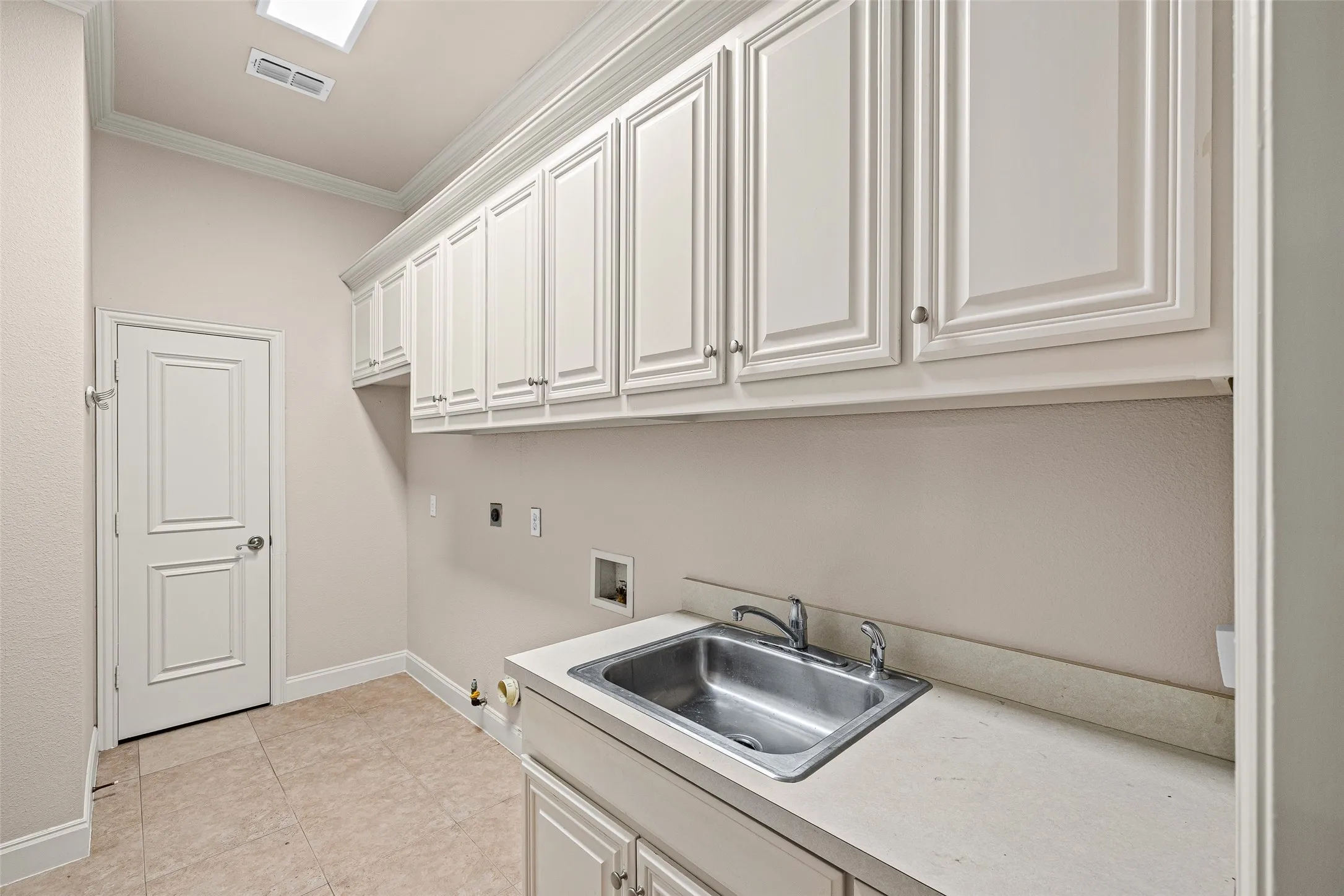 Single Family Residence For Sale in Tarrant County , 1900 Wilder Lane, Arlington, Texas 76006, 5 Bedroom, 6 Bathroom, 3 Garage spaces, 5,280 Sqft, built in 2001, mls#21397155, Real Estate Agent in Arlington, Homes For Sale in Tarrant county, Homes For Sale in Arlington, Realtor in Arlington Texas, Real Estate Brokerage Independent Realty Texas, Luminita Cordes Realtor