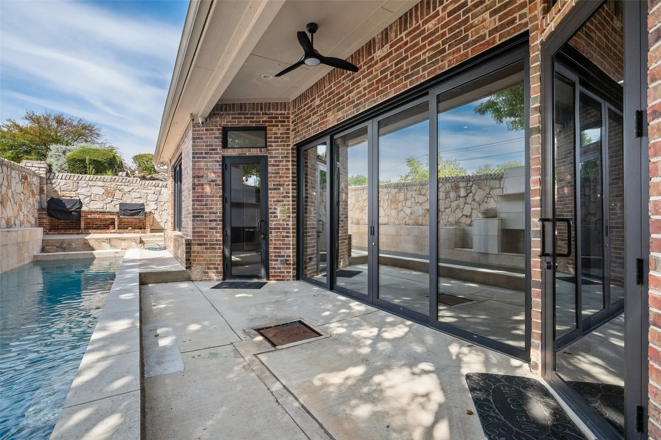 Single Family Residence For Sale in Tarrant County , 1900 Wilder Lane, Arlington, Texas 76006, 5 Bedroom, 6 Bathroom, 3 Garage spaces, 5,280 Sqft, built in 2001, mls#21397155, Real Estate Agent in Arlington, Homes For Sale in Tarrant county, Homes For Sale in Arlington, Realtor in Arlington Texas, Real Estate Brokerage Independent Realty Texas, Luminita Cordes Realtor