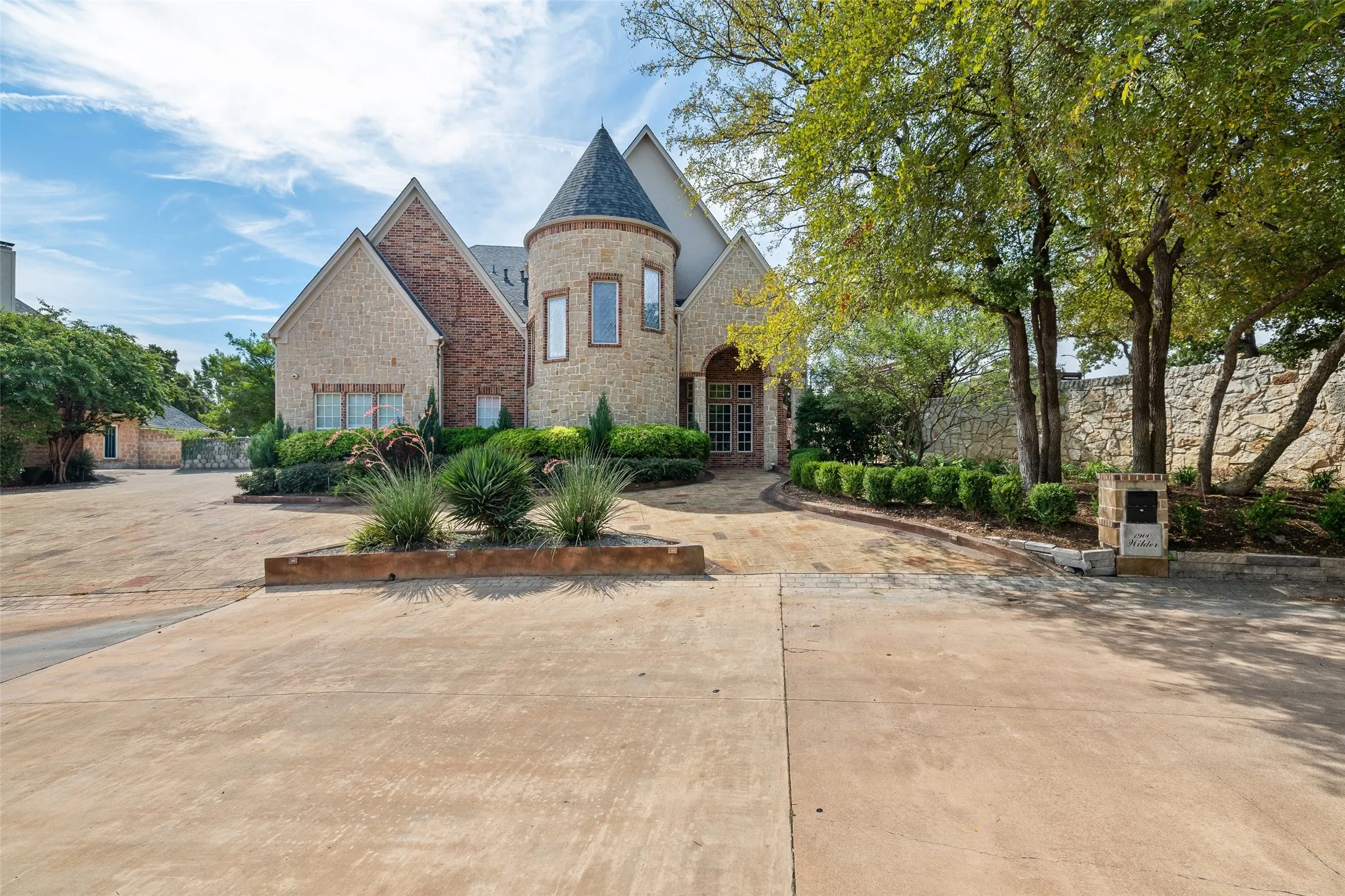 Single Family Residence For Sale in Tarrant County , 1900 Wilder Lane, Arlington, Texas 76006, 5 Bedroom, 6 Bathroom, 3 Garage spaces, 5,280 Sqft, built in 2001, mls#21397155, Real Estate Agent in Arlington, Homes For Sale in Tarrant county, Homes For Sale in Arlington, Realtor in Arlington Texas, Real Estate Brokerage Independent Realty Texas, Luminita Cordes Realtor