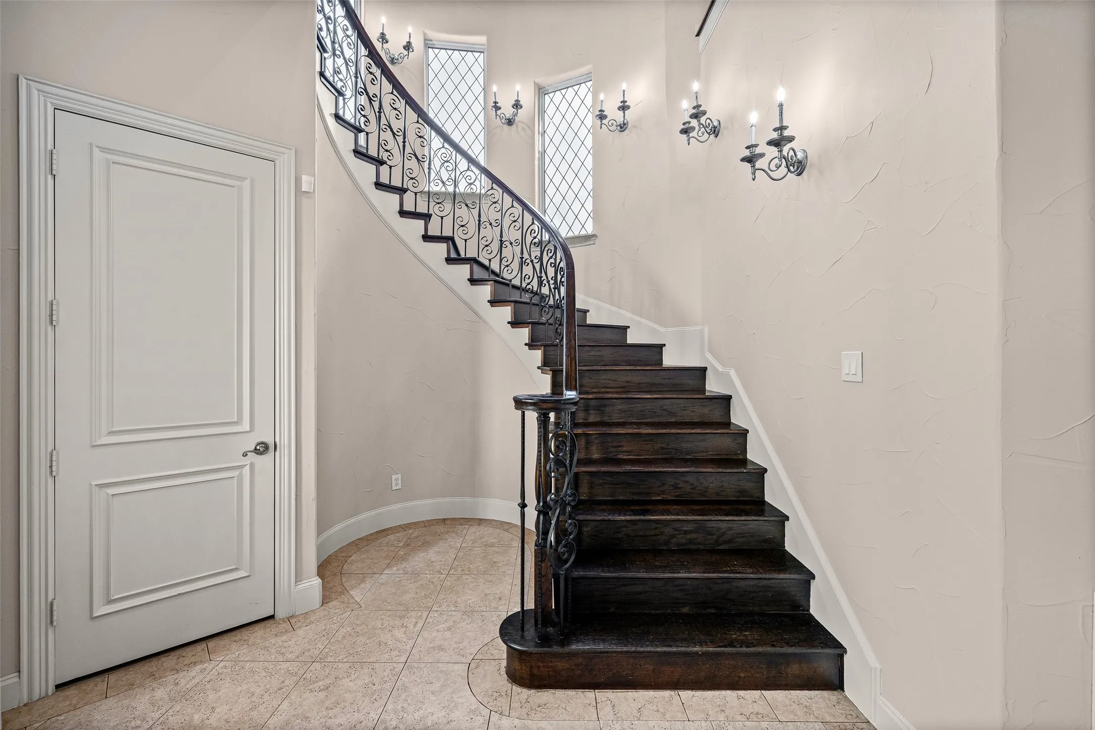 Single Family Residence For Sale in Tarrant County , 1900 Wilder Lane, Arlington, Texas 76006, 5 Bedroom, 6 Bathroom, 3 Garage spaces, 5,280 Sqft, built in 2001, mls#21397155, Real Estate Agent in Arlington, Homes For Sale in Tarrant county, Homes For Sale in Arlington, Realtor in Arlington Texas, Real Estate Brokerage Independent Realty Texas, Luminita Cordes Realtor