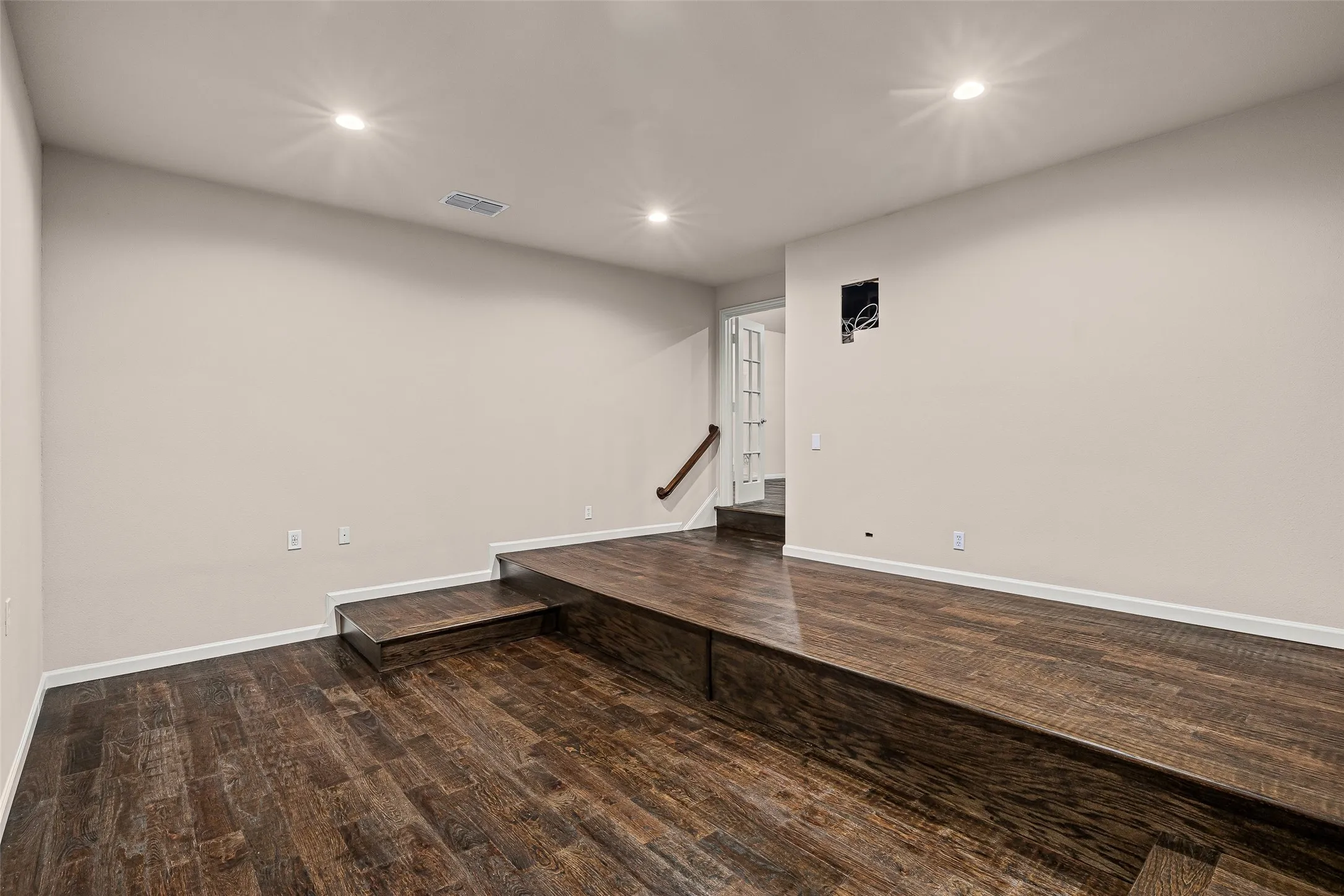 Single Family Residence For Sale in Tarrant County , 1900 Wilder Lane, Arlington, Texas 76006, 5 Bedroom, 6 Bathroom, 3 Garage spaces, 5,280 Sqft, built in 2001, mls#21397155, Real Estate Agent in Arlington, Homes For Sale in Tarrant county, Homes For Sale in Arlington, Realtor in Arlington Texas, Real Estate Brokerage Independent Realty Texas, Luminita Cordes Realtor