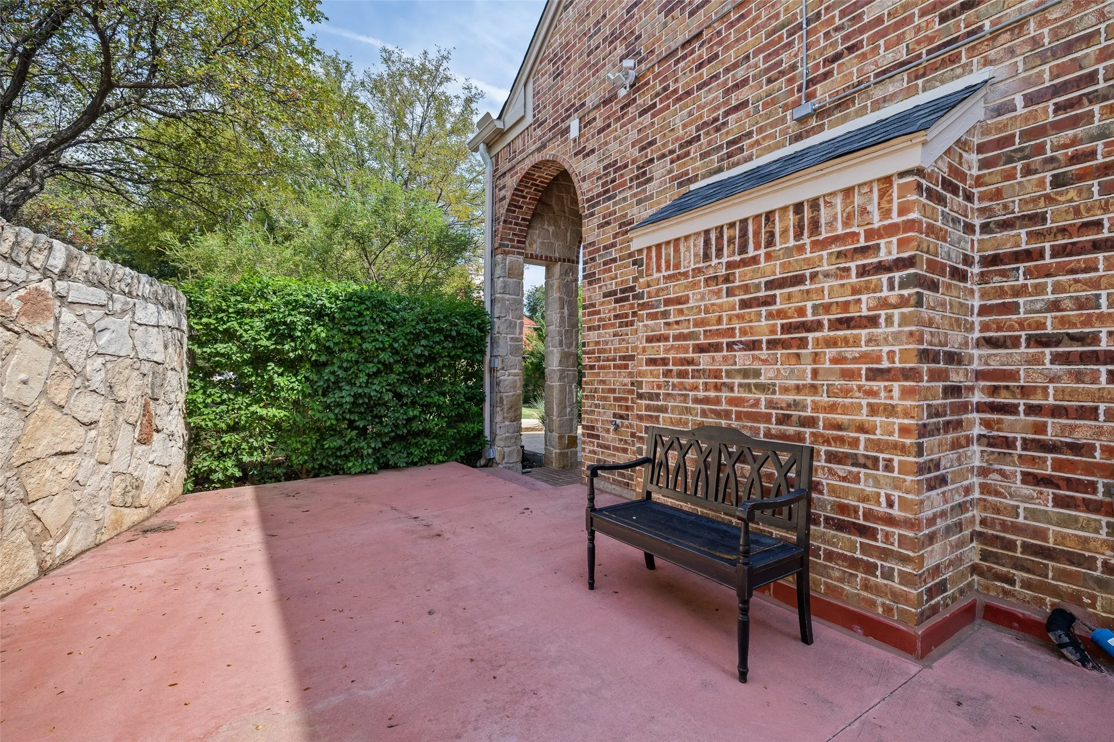 Single Family Residence For Sale in Tarrant County , 1900 Wilder Lane, Arlington, Texas 76006, 5 Bedroom, 6 Bathroom, 3 Garage spaces, 5,280 Sqft, built in 2001, mls#21397155, Real Estate Agent in Arlington, Homes For Sale in Tarrant county, Homes For Sale in Arlington, Realtor in Arlington Texas, Real Estate Brokerage Independent Realty Texas, Luminita Cordes Realtor