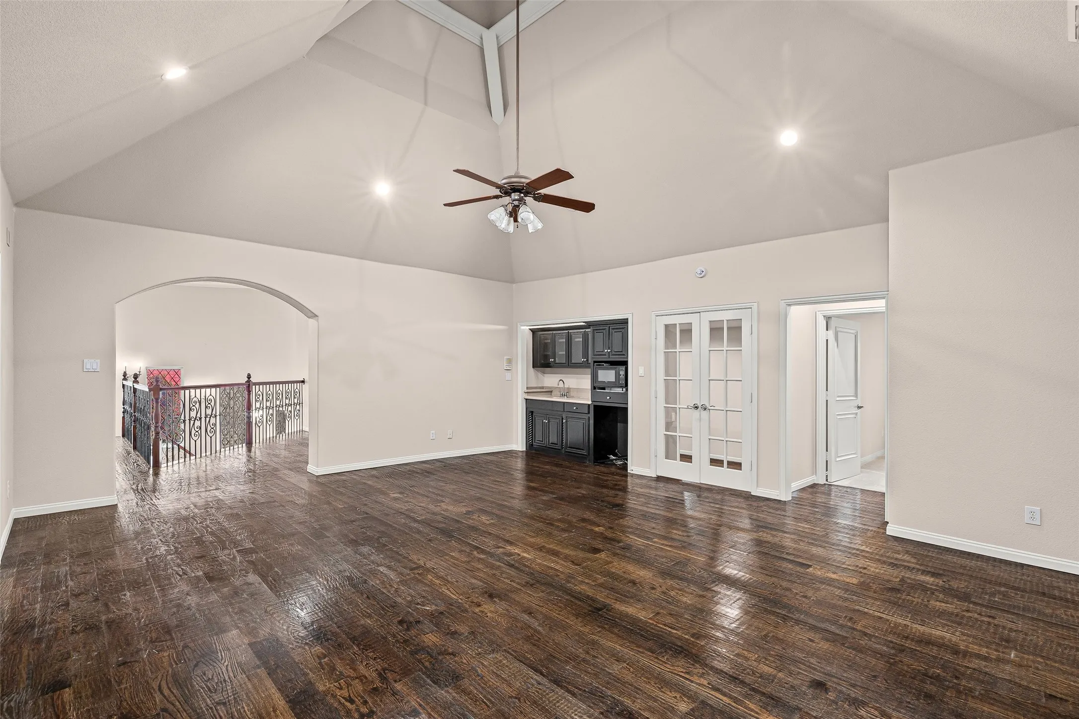 Single Family Residence For Sale in Tarrant County , 1900 Wilder Lane, Arlington, Texas 76006, 5 Bedroom, 6 Bathroom, 3 Garage spaces, 5,280 Sqft, built in 2001, mls#21397155, Real Estate Agent in Arlington, Homes For Sale in Tarrant county, Homes For Sale in Arlington, Realtor in Arlington Texas, Real Estate Brokerage Independent Realty Texas, Luminita Cordes Realtor
