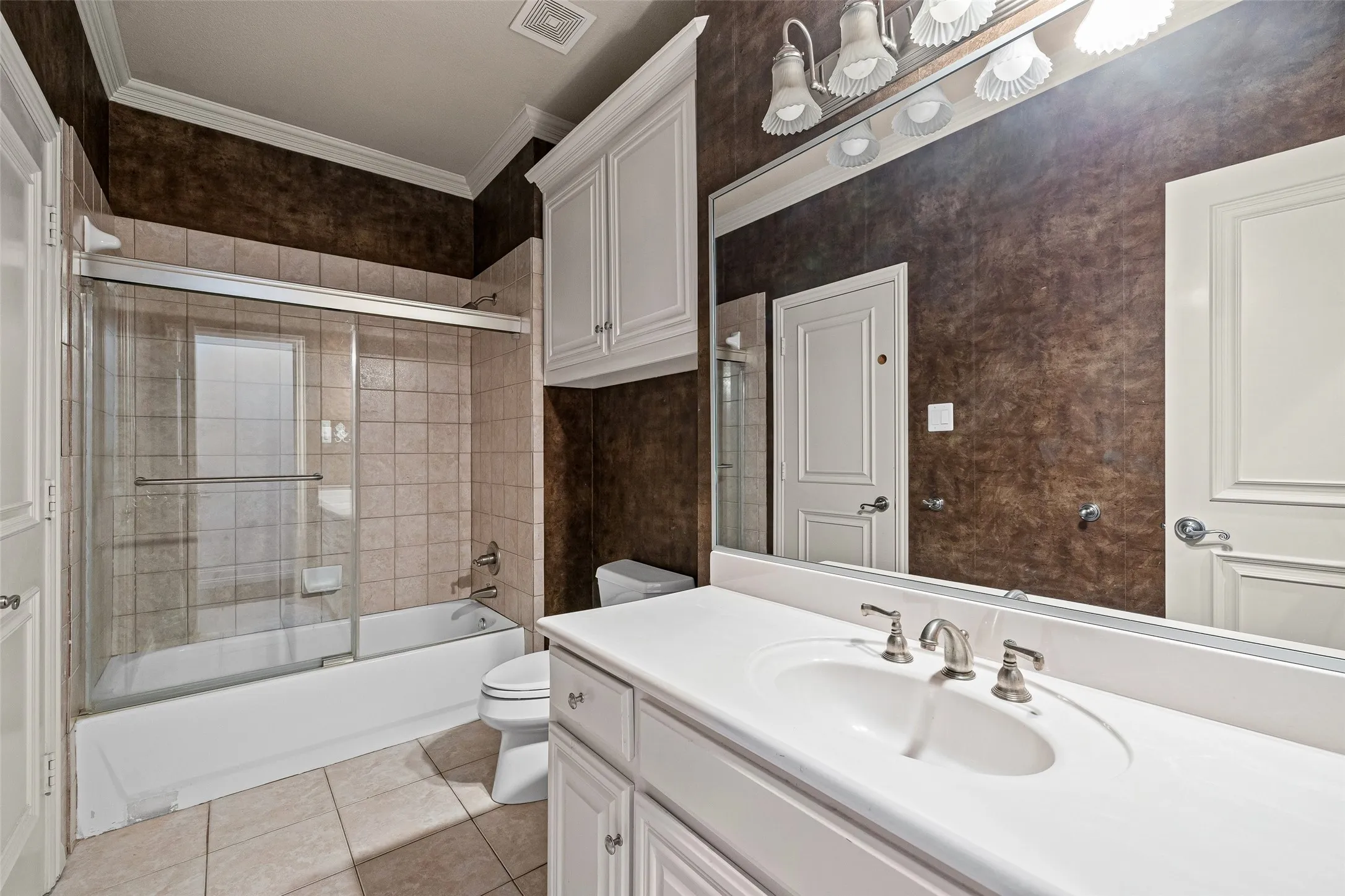 Single Family Residence For Sale in Tarrant County , 1900 Wilder Lane, Arlington, Texas 76006, 5 Bedroom, 6 Bathroom, 3 Garage spaces, 5,280 Sqft, built in 2001, mls#21397155, Real Estate Agent in Arlington, Homes For Sale in Tarrant county, Homes For Sale in Arlington, Realtor in Arlington Texas, Real Estate Brokerage Independent Realty Texas, Luminita Cordes Realtor