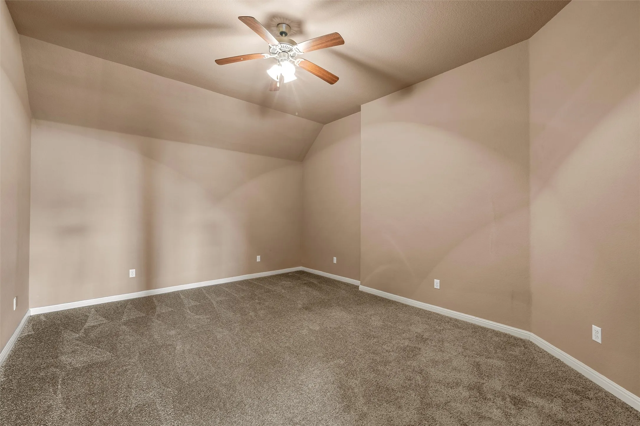 Neutral wall finishes and ceiling fan