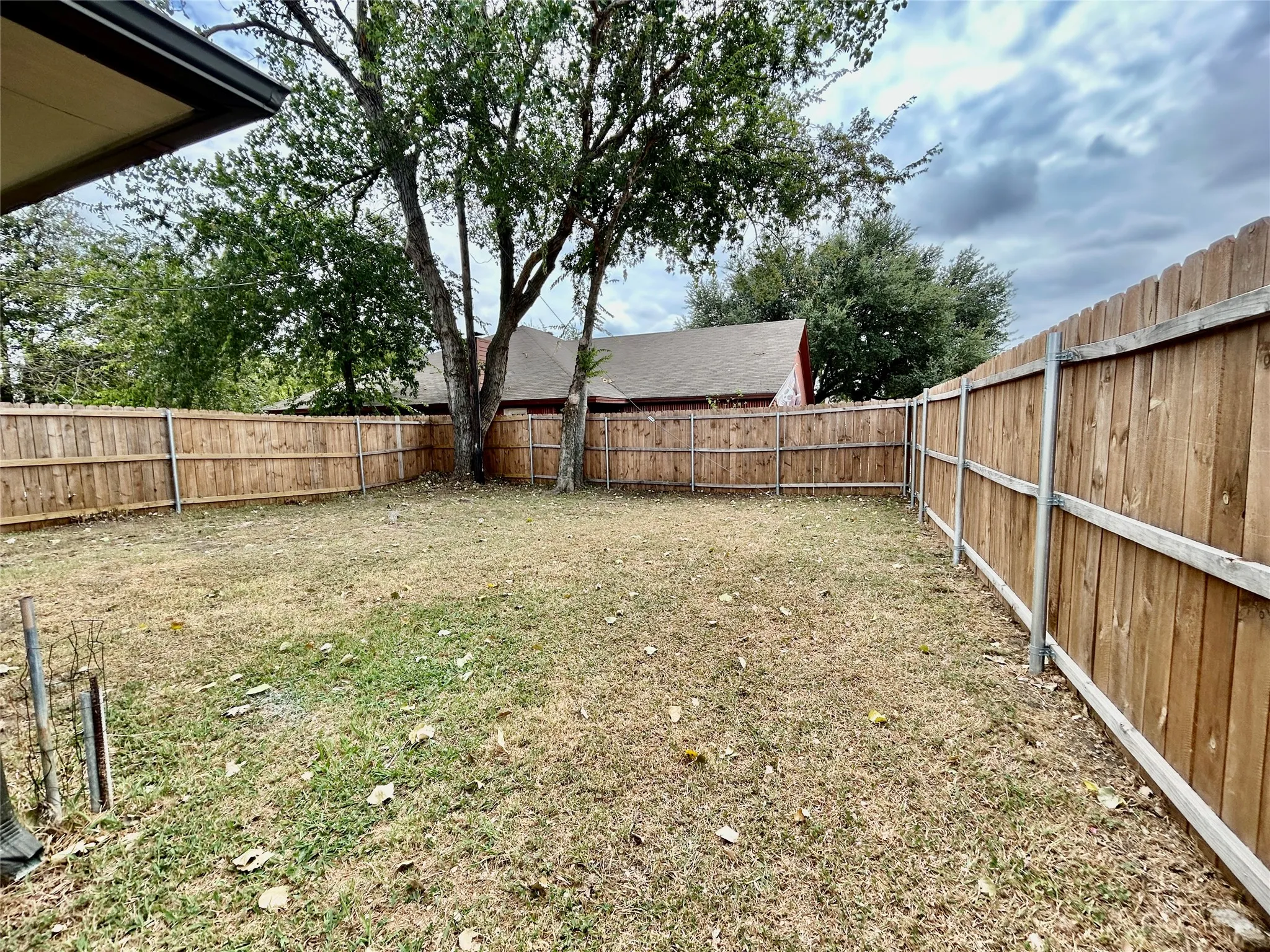 Duplex For Rent in Tarrant County , 7514 Connie Lane, North Richland Hills, Texas 76182, 3 Bedroom, 2 Bathroom, 2 Garage spaces, 1,215 Sqft, built in 1986, mls#21397187, Real Estate Agent in North Richland Hills, Homes For Rent in Tarrant county, Homes For Rent in North Richland Hills, Realtor in North Richland Hills Texas, Real Estate Brokerage Independent Realty Texas, Luminita Cordes Realtor