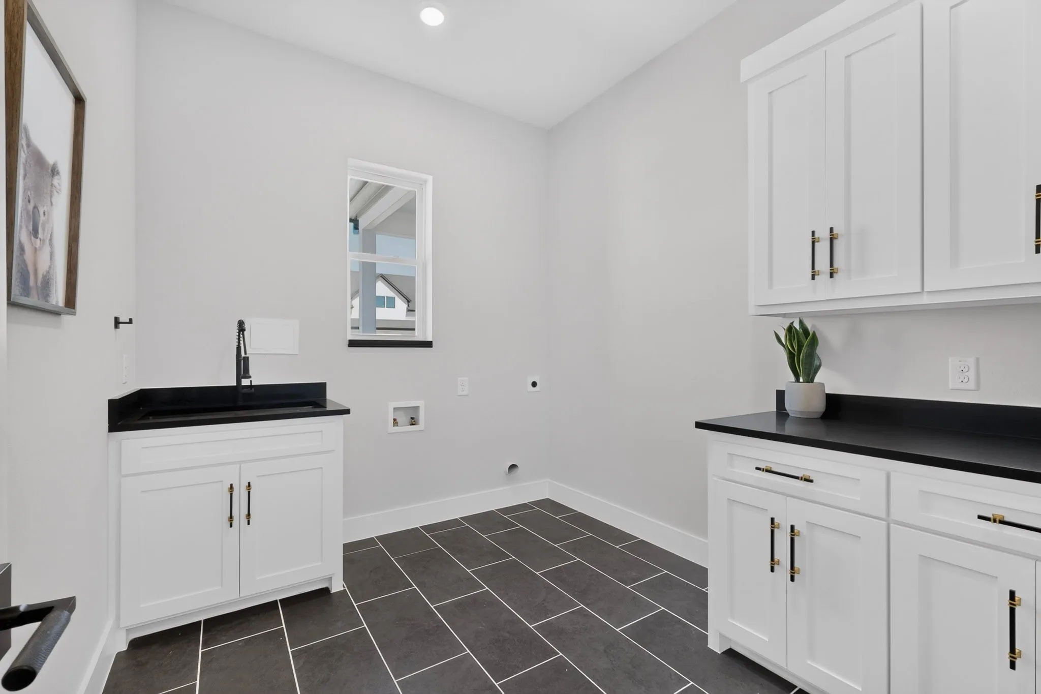 Laundry room w/sink