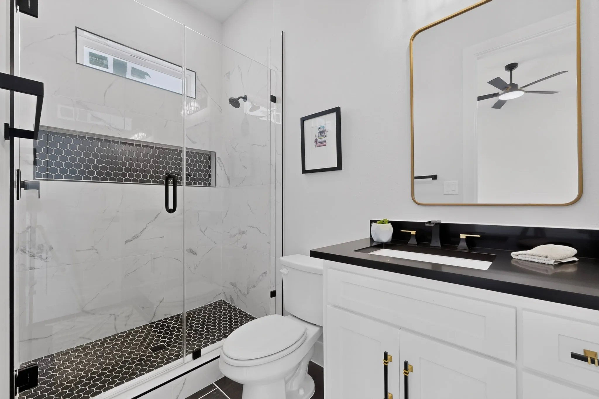 Bathroom w/ stand up shower
