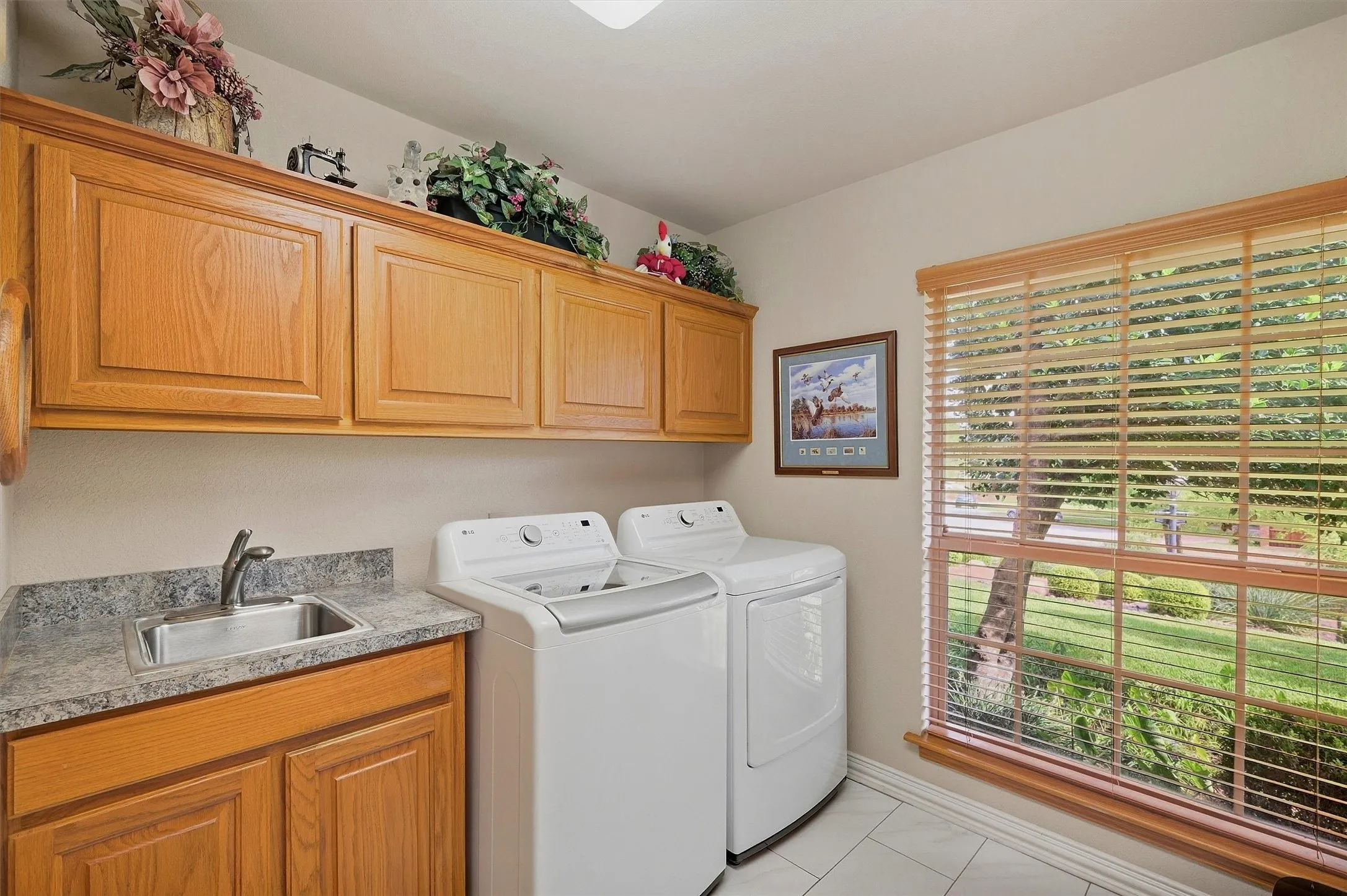 Single Family Residence For Sale in Grayson County , 1418 Lotus Circle, Sherman, Texas 75092, 3 Bedroom, 3 Bathroom, 2 Garage spaces, 4,108 Sqft, built in 1964, mls#21397172, Real Estate Agent in Sherman, Homes For Sale in Grayson county, Homes For Sale in Sherman, Realtor in Sherman Texas, Real Estate Brokerage Independent Realty Texas, Luminita Cordes Realtor