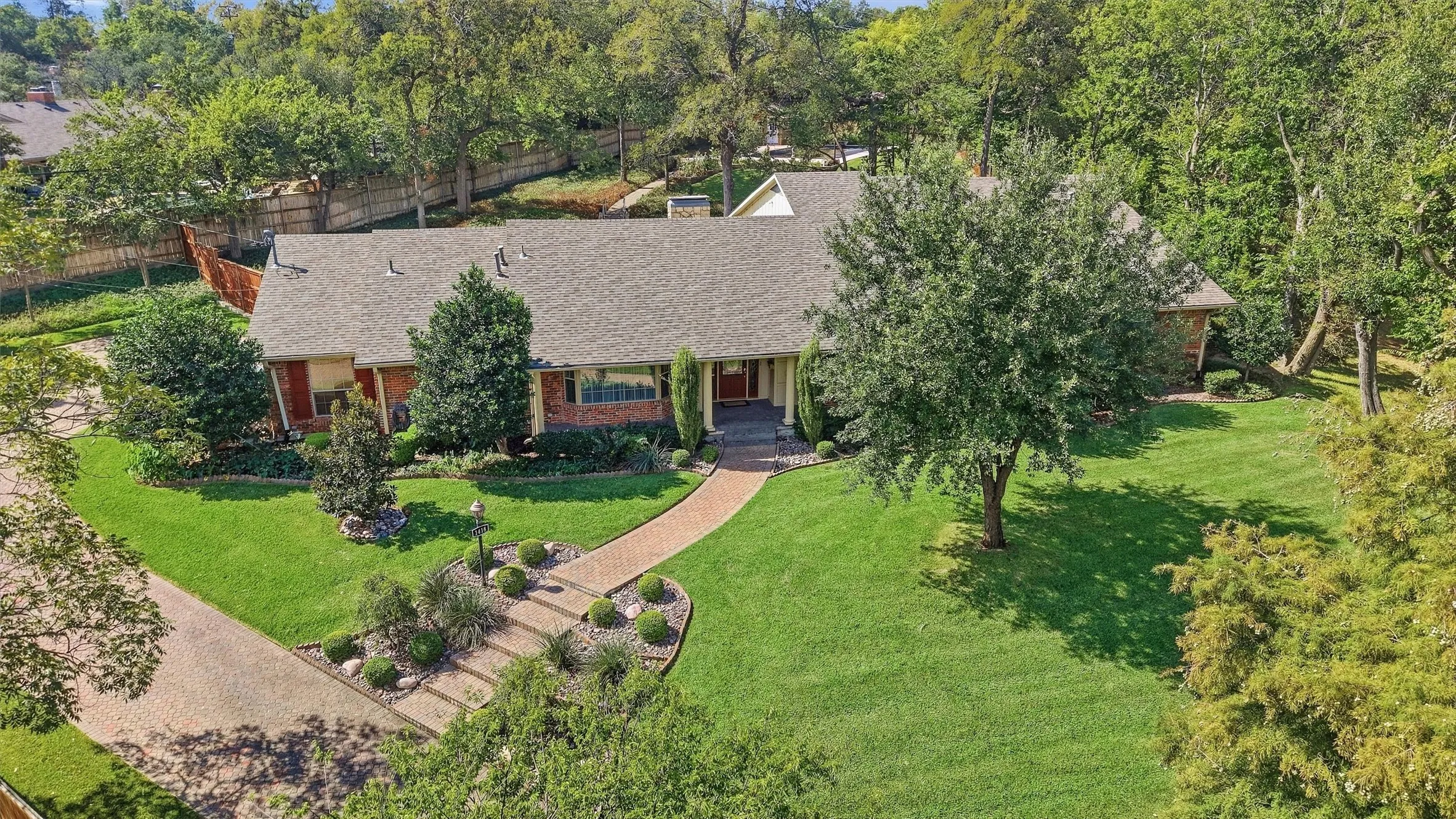Single Family Residence For Sale in Grayson County , 1418 Lotus Circle, Sherman, Texas 75092, 3 Bedroom, 3 Bathroom, 2 Garage spaces, 4,108 Sqft, built in 1964, mls#21397172, Real Estate Agent in Sherman, Homes For Sale in Grayson county, Homes For Sale in Sherman, Realtor in Sherman Texas, Real Estate Brokerage Independent Realty Texas, Luminita Cordes Realtor