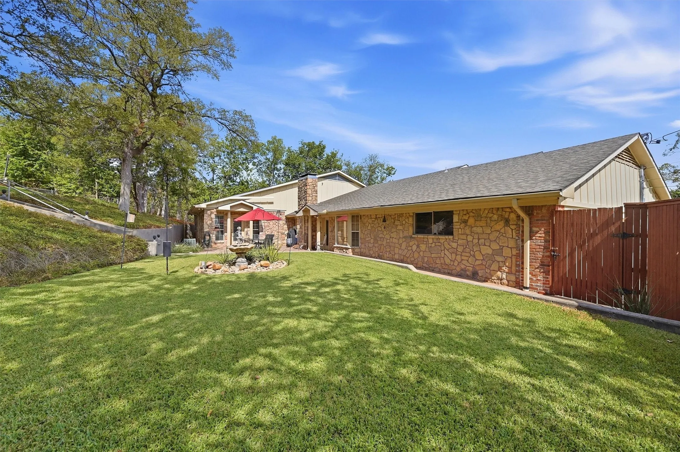 Single Family Residence For Sale in Grayson County , 1418 Lotus Circle, Sherman, Texas 75092, 3 Bedroom, 3 Bathroom, 2 Garage spaces, 4,108 Sqft, built in 1964, mls#21397172, Real Estate Agent in Sherman, Homes For Sale in Grayson county, Homes For Sale in Sherman, Realtor in Sherman Texas, Real Estate Brokerage Independent Realty Texas, Luminita Cordes Realtor