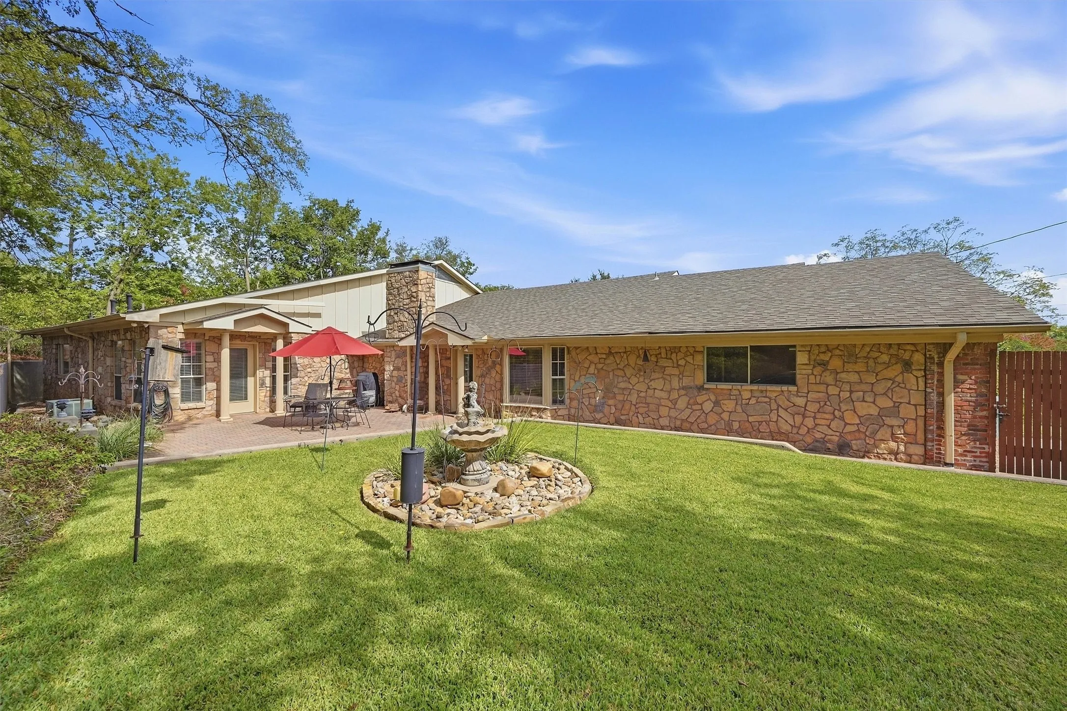 Single Family Residence For Sale in Grayson County , 1418 Lotus Circle, Sherman, Texas 75092, 3 Bedroom, 3 Bathroom, 2 Garage spaces, 4,108 Sqft, built in 1964, mls#21397172, Real Estate Agent in Sherman, Homes For Sale in Grayson county, Homes For Sale in Sherman, Realtor in Sherman Texas, Real Estate Brokerage Independent Realty Texas, Luminita Cordes Realtor