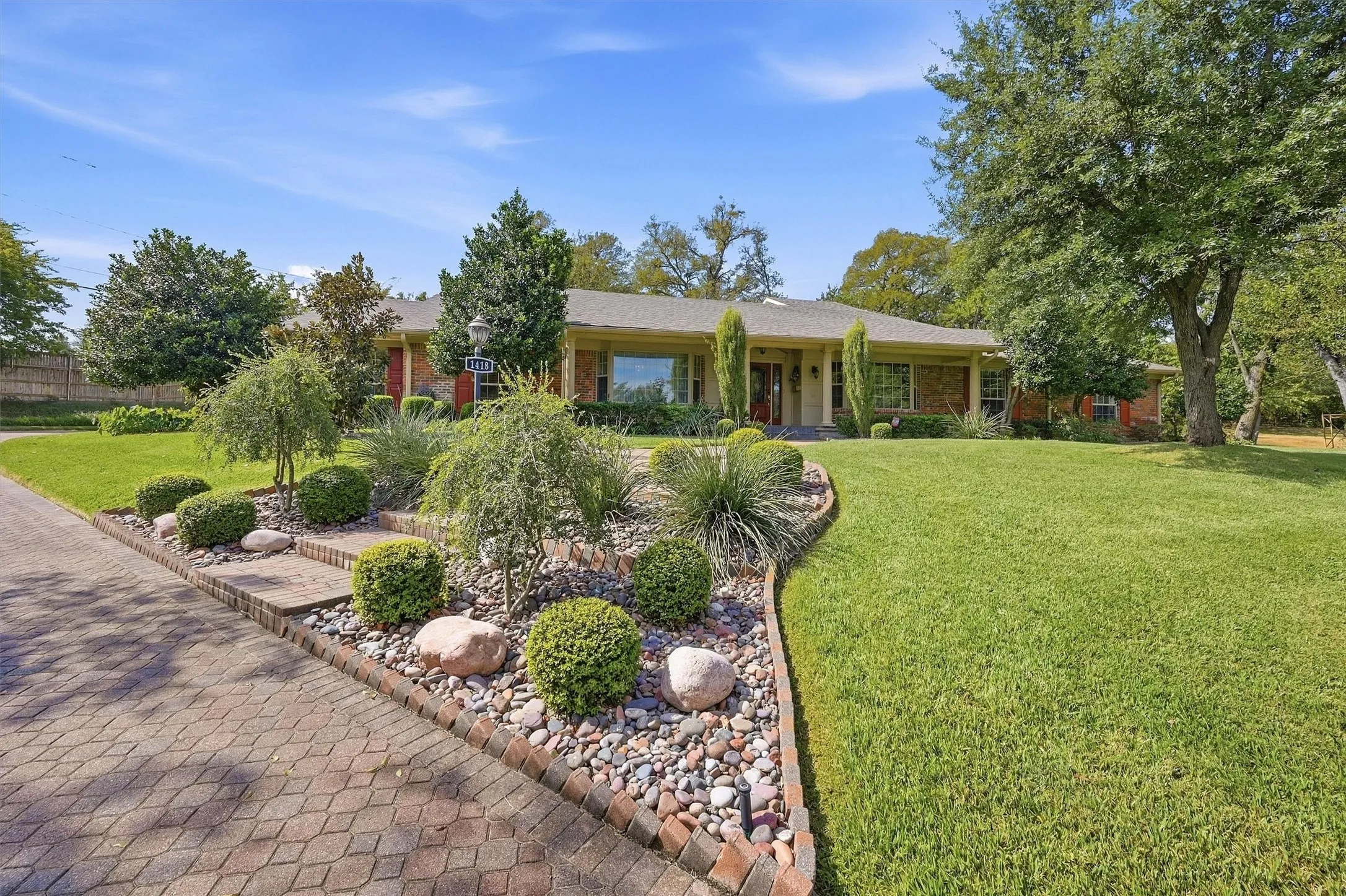 Single Family Residence For Sale in Grayson County , 1418 Lotus Circle, Sherman, Texas 75092, 3 Bedroom, 3 Bathroom, 2 Garage spaces, 4,108 Sqft, built in 1964, mls#21397172, Real Estate Agent in Sherman, Homes For Sale in Grayson county, Homes For Sale in Sherman, Realtor in Sherman Texas, Real Estate Brokerage Independent Realty Texas, Luminita Cordes Realtor