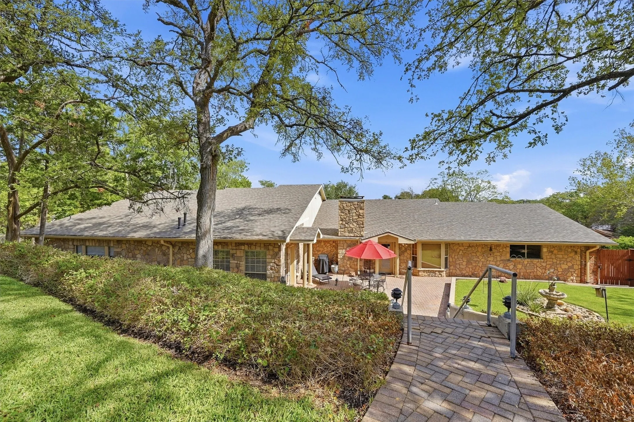 Single Family Residence For Sale in Grayson County , 1418 Lotus Circle, Sherman, Texas 75092, 3 Bedroom, 3 Bathroom, 2 Garage spaces, 4,108 Sqft, built in 1964, mls#21397172, Real Estate Agent in Sherman, Homes For Sale in Grayson county, Homes For Sale in Sherman, Realtor in Sherman Texas, Real Estate Brokerage Independent Realty Texas, Luminita Cordes Realtor