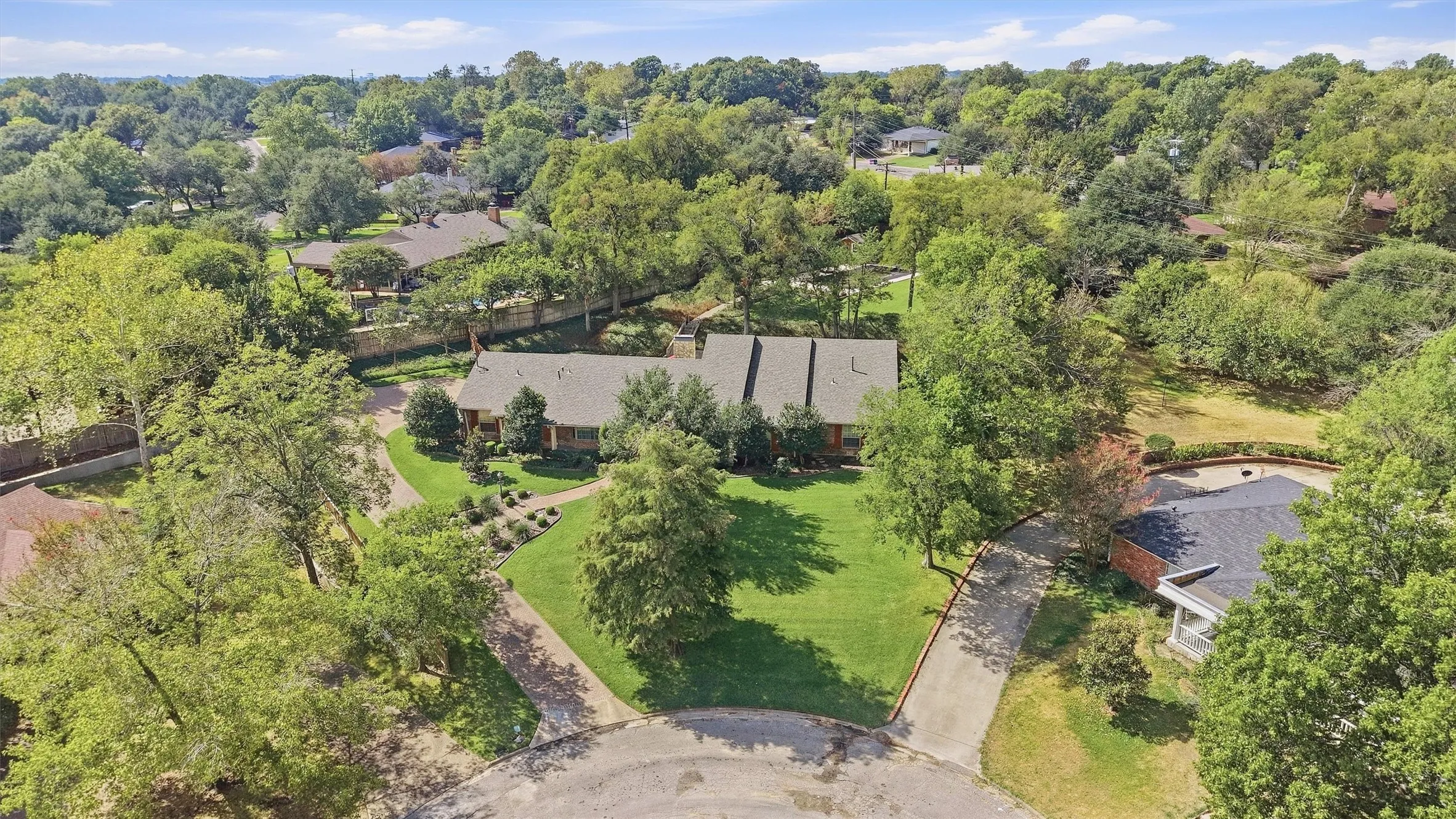 Single Family Residence For Sale in Grayson County , 1418 Lotus Circle, Sherman, Texas 75092, 3 Bedroom, 3 Bathroom, 2 Garage spaces, 4,108 Sqft, built in 1964, mls#21397172, Real Estate Agent in Sherman, Homes For Sale in Grayson county, Homes For Sale in Sherman, Realtor in Sherman Texas, Real Estate Brokerage Independent Realty Texas, Luminita Cordes Realtor