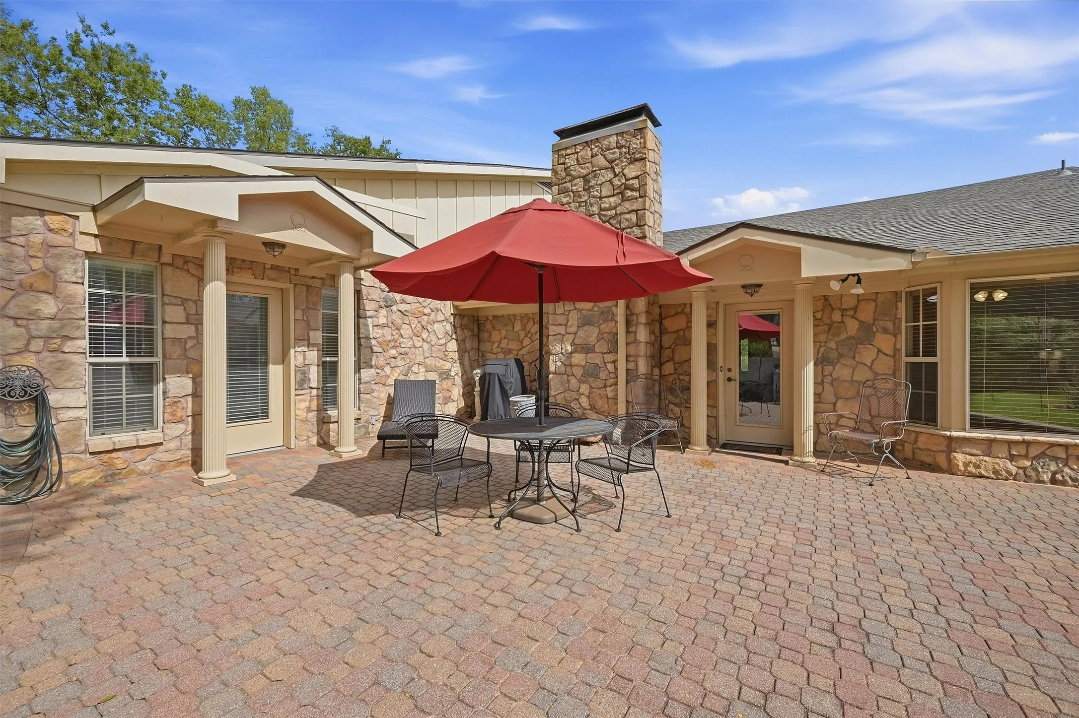Single Family Residence For Sale in Grayson County , 1418 Lotus Circle, Sherman, Texas 75092, 3 Bedroom, 3 Bathroom, 2 Garage spaces, 4,108 Sqft, built in 1964, mls#21397172, Real Estate Agent in Sherman, Homes For Sale in Grayson county, Homes For Sale in Sherman, Realtor in Sherman Texas, Real Estate Brokerage Independent Realty Texas, Luminita Cordes Realtor