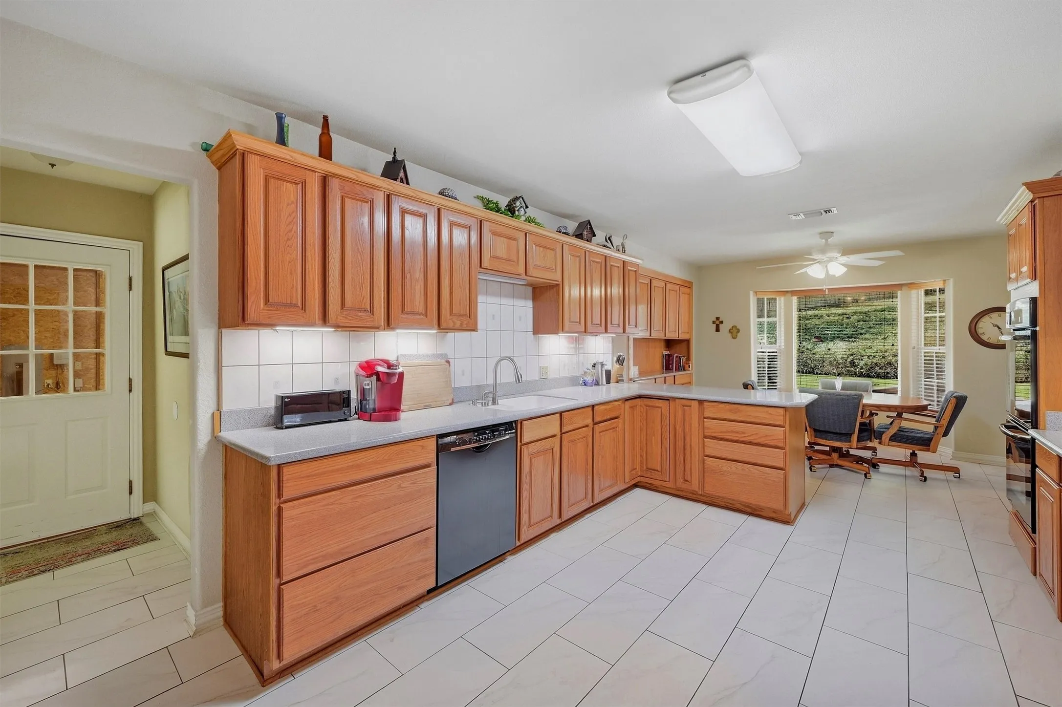 Single Family Residence For Sale in Grayson County , 1418 Lotus Circle, Sherman, Texas 75092, 3 Bedroom, 3 Bathroom, 2 Garage spaces, 4,108 Sqft, built in 1964, mls#21397172, Real Estate Agent in Sherman, Homes For Sale in Grayson county, Homes For Sale in Sherman, Realtor in Sherman Texas, Real Estate Brokerage Independent Realty Texas, Luminita Cordes Realtor
