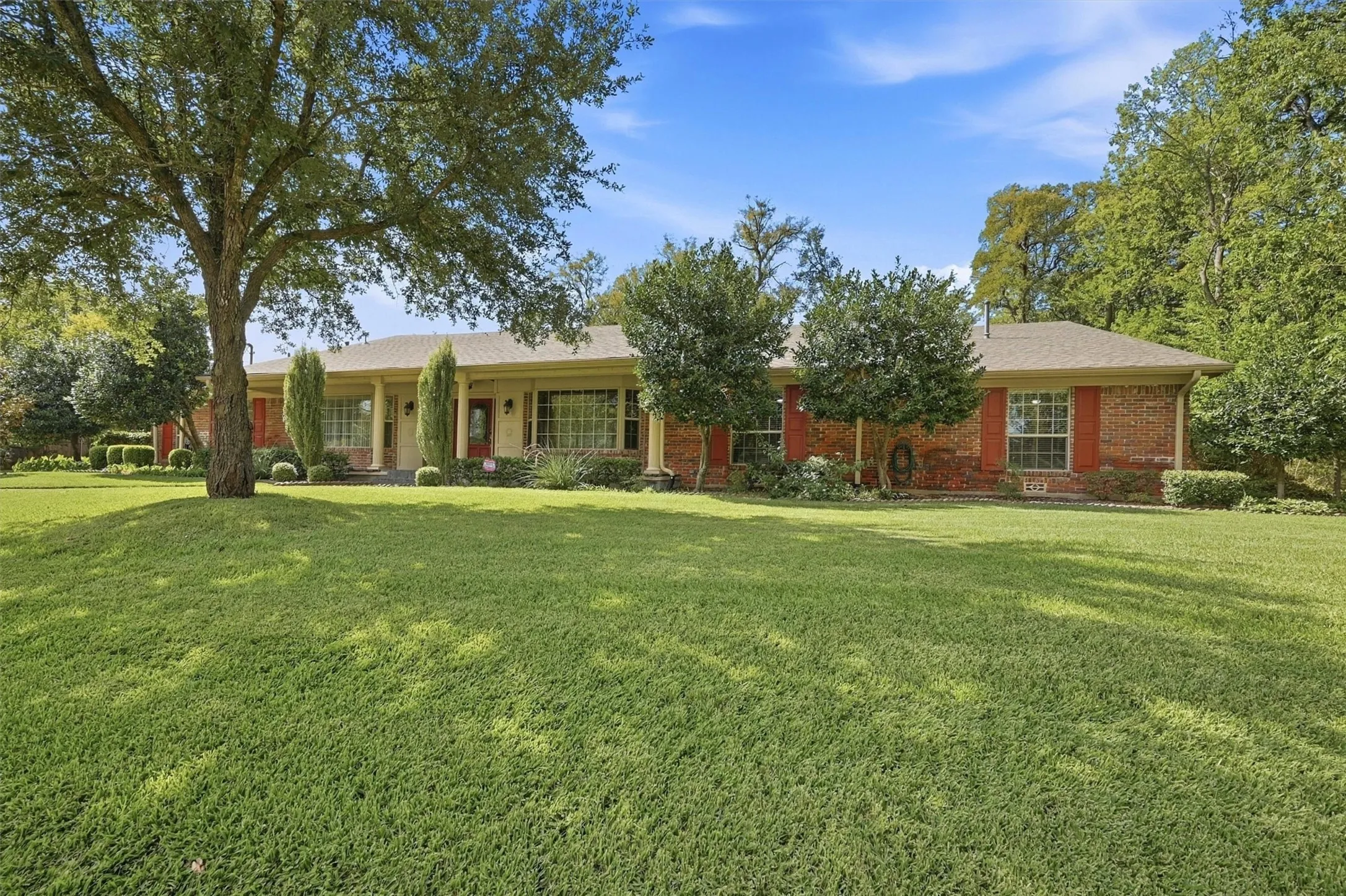 Single Family Residence For Sale in Grayson County , 1418 Lotus Circle, Sherman, Texas 75092, 3 Bedroom, 3 Bathroom, 2 Garage spaces, 4,108 Sqft, built in 1964, mls#21397172, Real Estate Agent in Sherman, Homes For Sale in Grayson county, Homes For Sale in Sherman, Realtor in Sherman Texas, Real Estate Brokerage Independent Realty Texas, Luminita Cordes Realtor