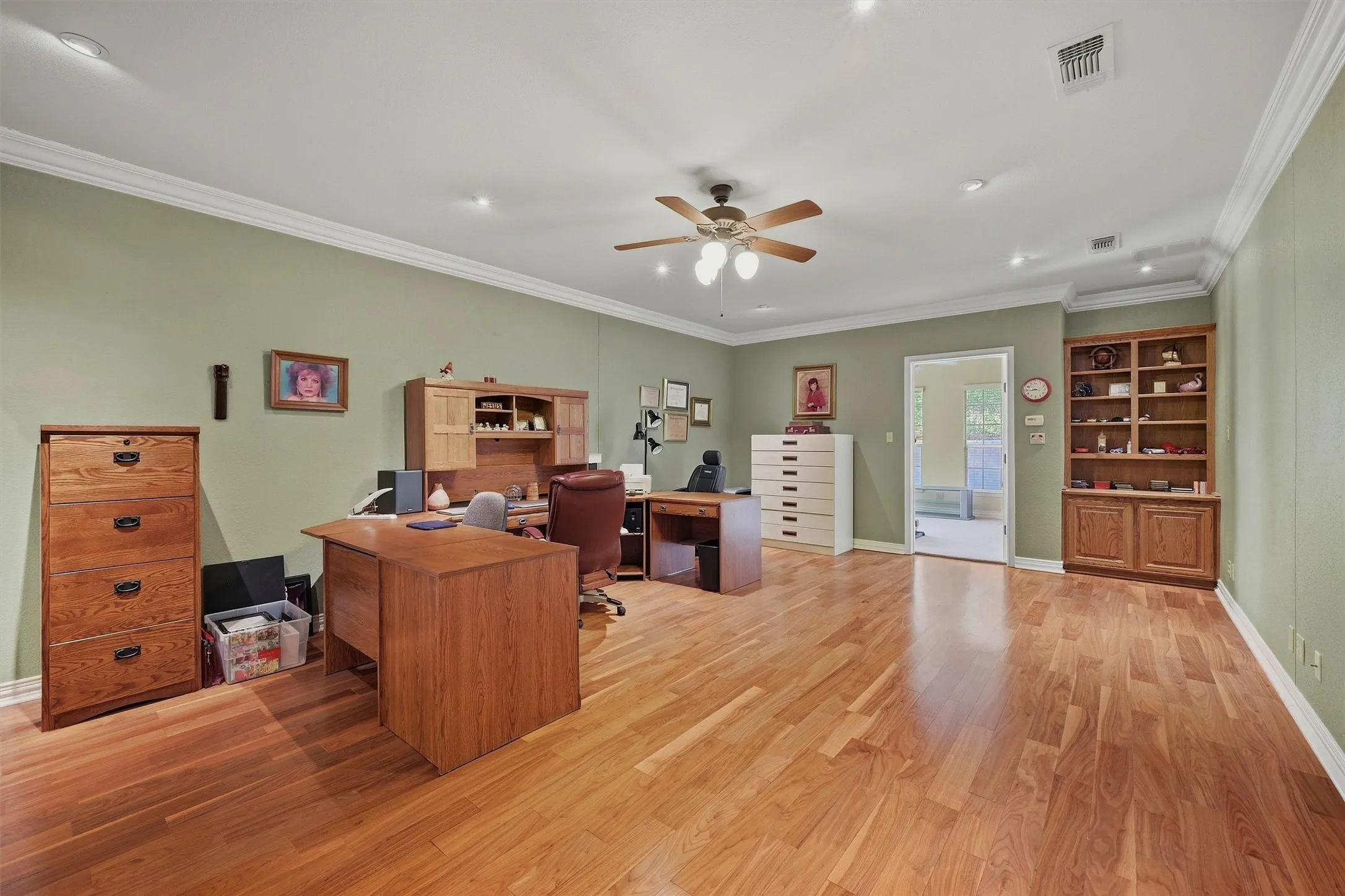 Single Family Residence For Sale in Grayson County , 1418 Lotus Circle, Sherman, Texas 75092, 3 Bedroom, 3 Bathroom, 2 Garage spaces, 4,108 Sqft, built in 1964, mls#21397172, Real Estate Agent in Sherman, Homes For Sale in Grayson county, Homes For Sale in Sherman, Realtor in Sherman Texas, Real Estate Brokerage Independent Realty Texas, Luminita Cordes Realtor