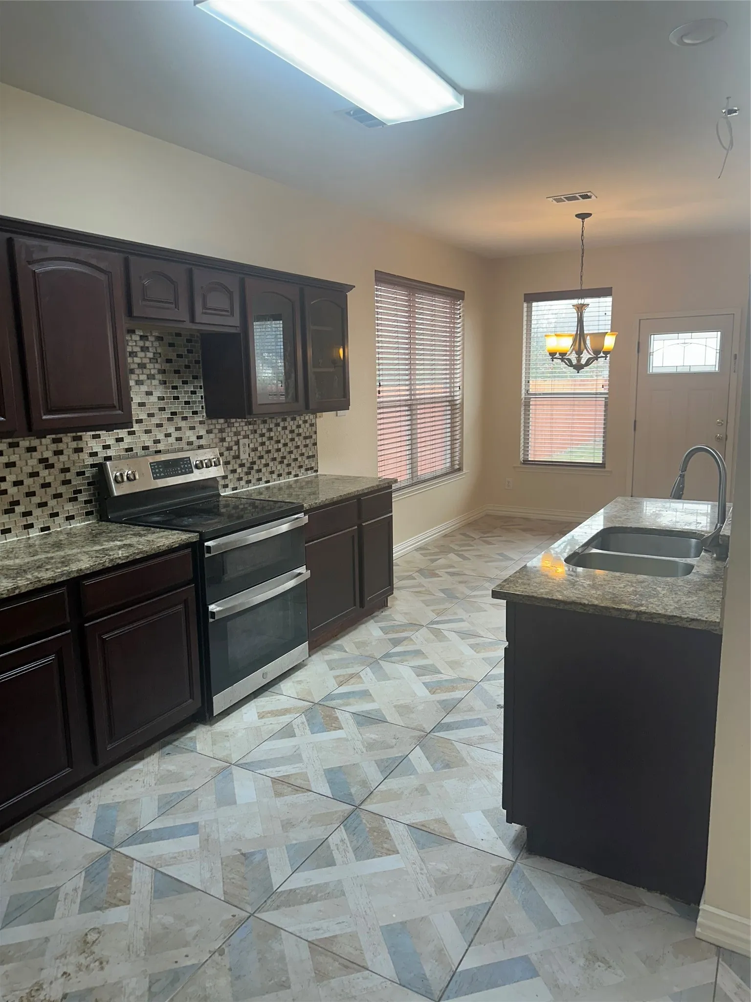 Single Family Residence For Rent in Dallas County , 2708 Cumberland Trail, Balch Springs, Texas 75181, 5 Bedroom, 4 Bathroom, 2 Garage spaces, 2,788 Sqft, built in 2005, mls#21397200, Real Estate Agent in Balch Springs, Homes For Rent in Dallas county, Homes For Rent in Balch Springs, Realtor in Balch Springs Texas, Real Estate Brokerage Independent Realty Texas, Luminita Cordes Realtor