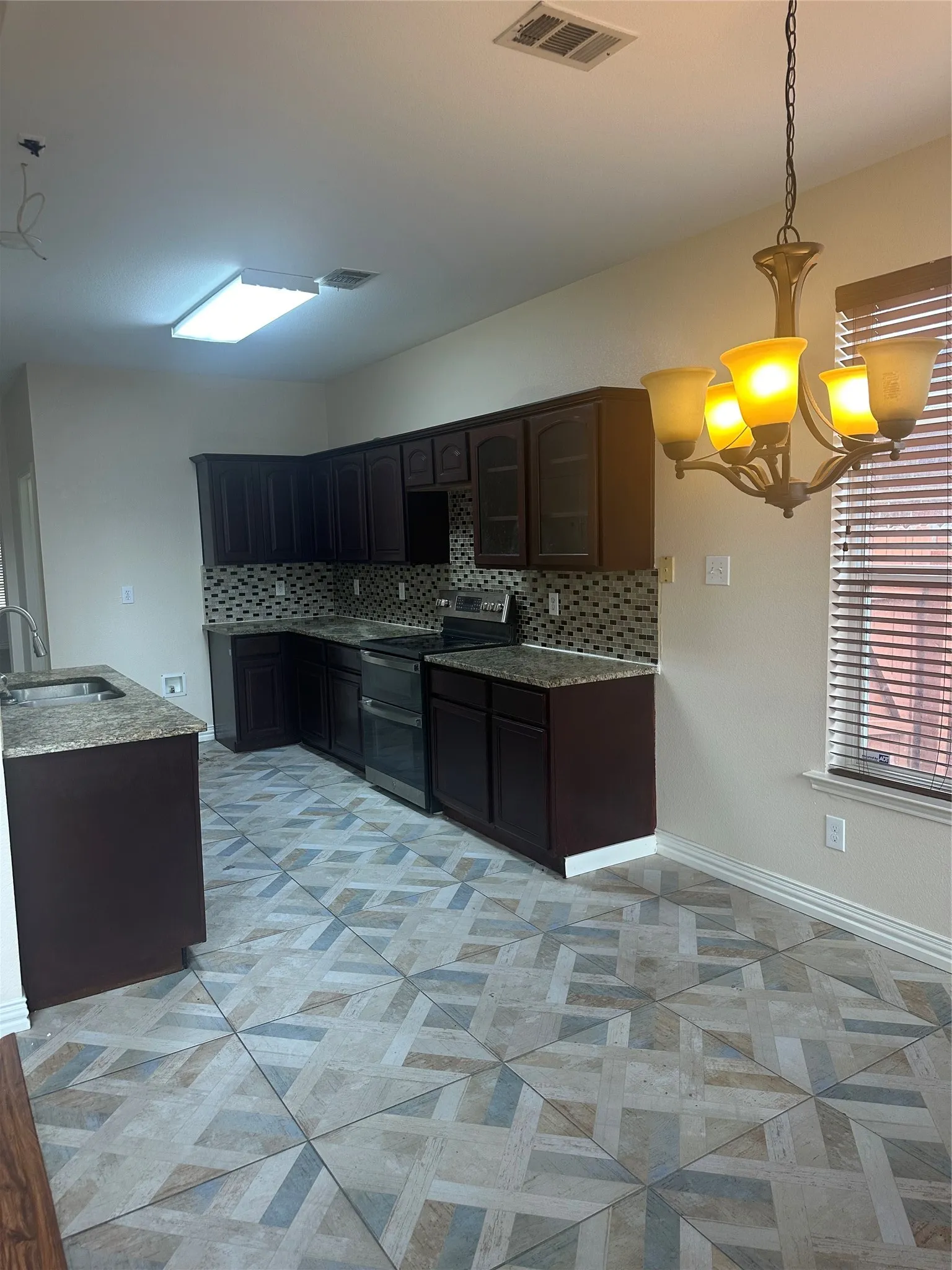 Single Family Residence For Rent in Dallas County , 2708 Cumberland Trail, Balch Springs, Texas 75181, 5 Bedroom, 4 Bathroom, 2 Garage spaces, 2,788 Sqft, built in 2005, mls#21397200, Real Estate Agent in Balch Springs, Homes For Rent in Dallas county, Homes For Rent in Balch Springs, Realtor in Balch Springs Texas, Real Estate Brokerage Independent Realty Texas, Luminita Cordes Realtor