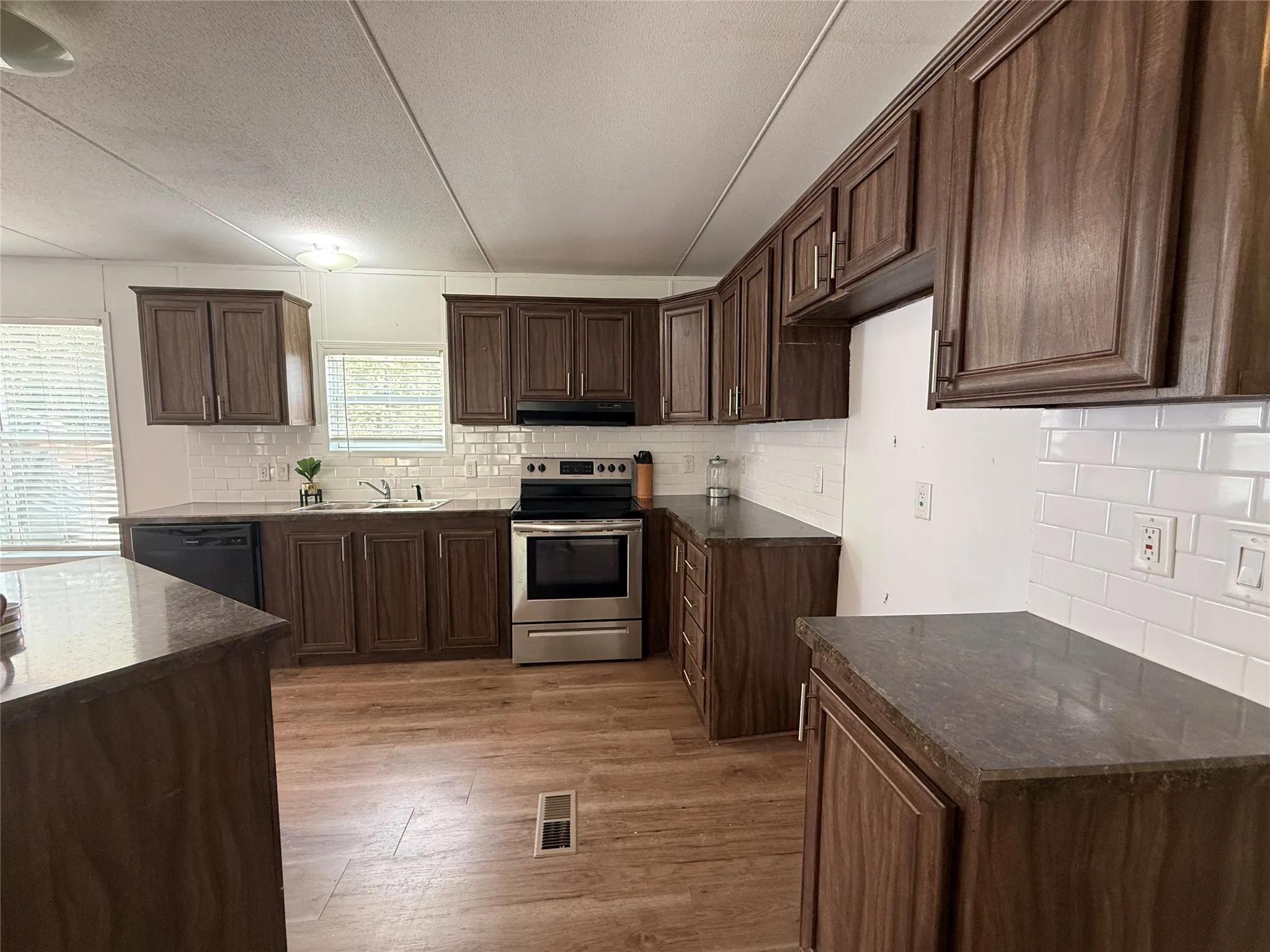 Manufactured Home For Sale in Hunt County , 9505 Janet Street, Hawk Cove, Texas 75474, 4 Bedroom, 2 Bathroom, Garage spaces, 1,440 Sqft, built in 2020, mls#21397197, Real Estate Agent in Hawk Cove, Homes For Sale in Hunt county, Homes For Sale in Hawk Cove, Realtor in Hawk Cove Texas, Real Estate Brokerage Independent Realty Texas, Luminita Cordes Realtor