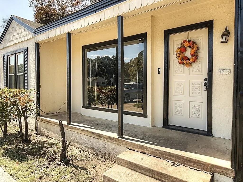 Single Family Residence For Sale in Tarrant County , 1705 N Riverside Drive B, Fort Worth, Texas 76111, 4 Bedroom, 3 Bathroom, 1 Garage spaces, 1,229 Sqft, built in 1947, mls#21397208, Real Estate Agent in Fort Worth, Homes For Sale in Tarrant county, Homes For Sale in Fort Worth, Realtor in Fort Worth Texas, Real Estate Brokerage Independent Realty Texas, Luminita Cordes Realtor