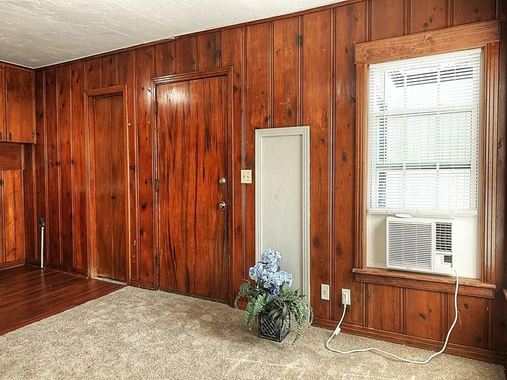 Single Family Residence For Sale in Tarrant County , 1705 N Riverside Drive B, Fort Worth, Texas 76111, 4 Bedroom, 3 Bathroom, 1 Garage spaces, 1,229 Sqft, built in 1947, mls#21397208, Real Estate Agent in Fort Worth, Homes For Sale in Tarrant county, Homes For Sale in Fort Worth, Realtor in Fort Worth Texas, Real Estate Brokerage Independent Realty Texas, Luminita Cordes Realtor
