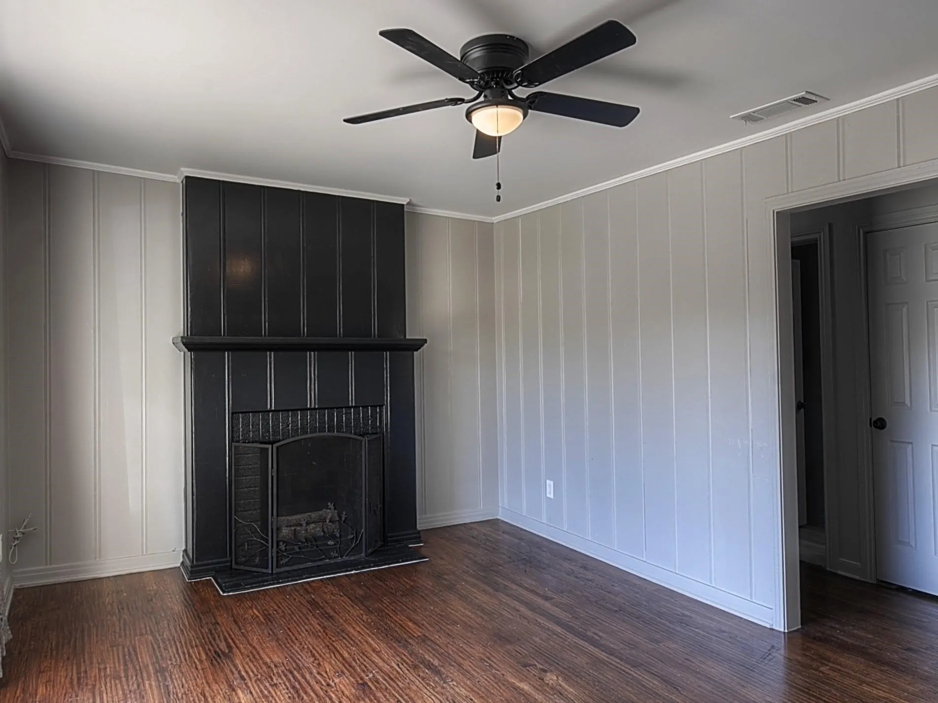 Single Family Residence For Sale in Tarrant County , 1705 N Riverside Drive B, Fort Worth, Texas 76111, 4 Bedroom, 3 Bathroom, 1 Garage spaces, 1,229 Sqft, built in 1947, mls#21397208, Real Estate Agent in Fort Worth, Homes For Sale in Tarrant county, Homes For Sale in Fort Worth, Realtor in Fort Worth Texas, Real Estate Brokerage Independent Realty Texas, Luminita Cordes Realtor