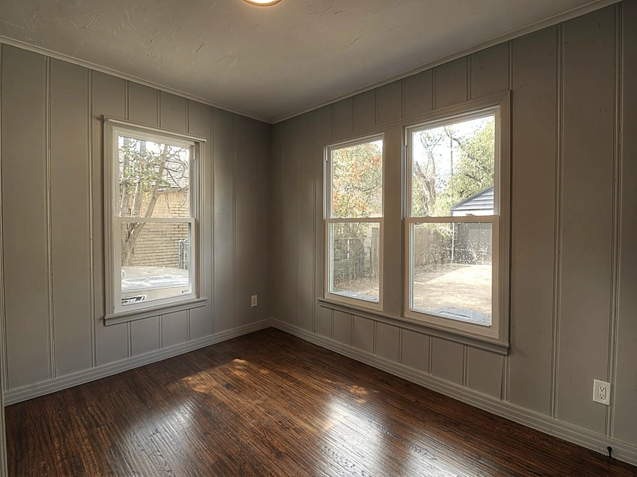 Single Family Residence For Sale in Tarrant County , 1705 N Riverside Drive B, Fort Worth, Texas 76111, 4 Bedroom, 3 Bathroom, 1 Garage spaces, 1,229 Sqft, built in 1947, mls#21397208, Real Estate Agent in Fort Worth, Homes For Sale in Tarrant county, Homes For Sale in Fort Worth, Realtor in Fort Worth Texas, Real Estate Brokerage Independent Realty Texas, Luminita Cordes Realtor