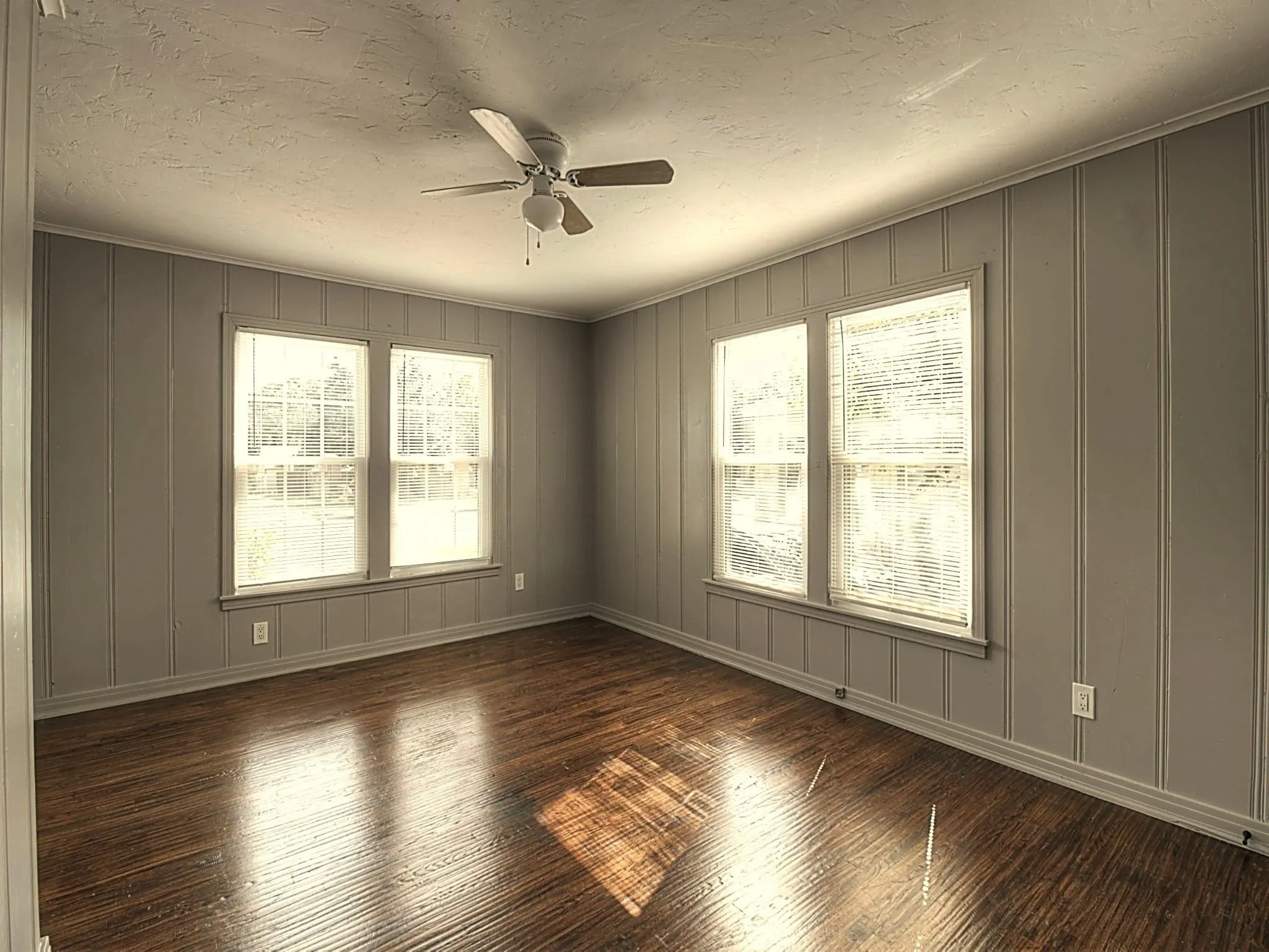 Single Family Residence For Sale in Tarrant County , 1705 N Riverside Drive B, Fort Worth, Texas 76111, 4 Bedroom, 3 Bathroom, 1 Garage spaces, 1,229 Sqft, built in 1947, mls#21397208, Real Estate Agent in Fort Worth, Homes For Sale in Tarrant county, Homes For Sale in Fort Worth, Realtor in Fort Worth Texas, Real Estate Brokerage Independent Realty Texas, Luminita Cordes Realtor