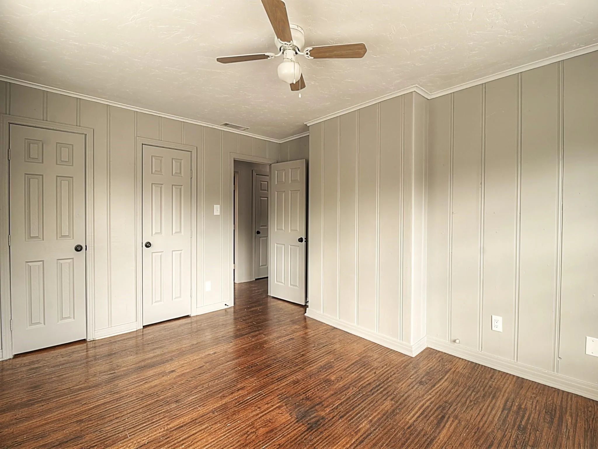 Single Family Residence For Sale in Tarrant County , 1705 N Riverside Drive B, Fort Worth, Texas 76111, 4 Bedroom, 3 Bathroom, 1 Garage spaces, 1,229 Sqft, built in 1947, mls#21397208, Real Estate Agent in Fort Worth, Homes For Sale in Tarrant county, Homes For Sale in Fort Worth, Realtor in Fort Worth Texas, Real Estate Brokerage Independent Realty Texas, Luminita Cordes Realtor